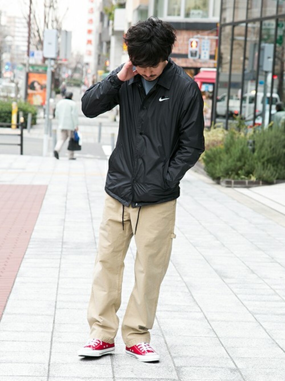 「NIKE、converse、ストリート、アーバンリサーチ、コーチジャケット、オールスター、春コーデ、URBAN RESEARCH、Sonny　Label、サニーレーベル」｜「NIKE SBのNIKE SB　SBシールドコーチジャケット（ブルゾン、ブラック系）」を使った、nagamine yukiさん（メンズ・175cm）の春コーディネートの1枚目の写真
