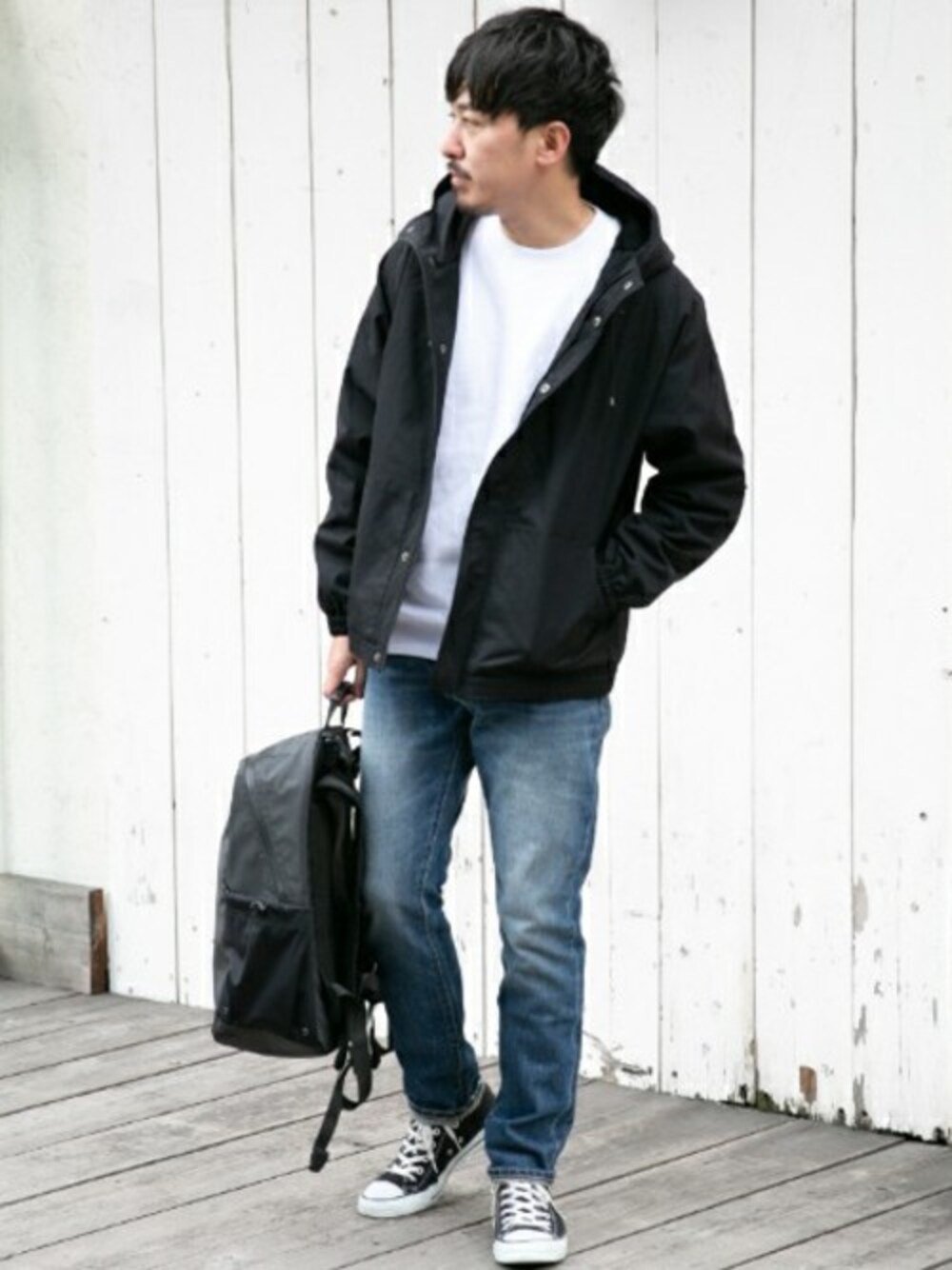 「マウンテンパーカー、アーバンリサーチ、ロンT、デニムパンツ、URBAN RESEARCH、Sonny　Label、サニーレーベル」｜「URBAN RESEARCH Sonny Labelのマウンテンフードジャケット（マウンテンパーカー、ブラック系）」を使った、nagamine yukiさん（メンズ・175cm）の春コーディネートの1枚目の写真