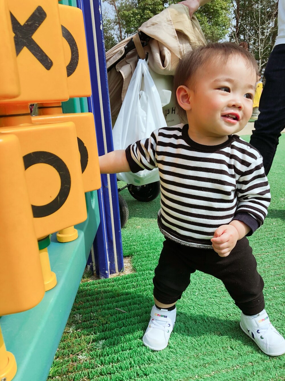 「春コーデ、シンプルコーデ、converse、赤ちゃん、赤ちゃんコーデ、キッズコーデ、キッズファッション、1歳、petitmain、ユニクロ」｜「petit mainのアイテム（Tシャツ/カットソー、その他）」を使った、m.eさん（レディース・160cm）の春コーディネートの1枚目の写真