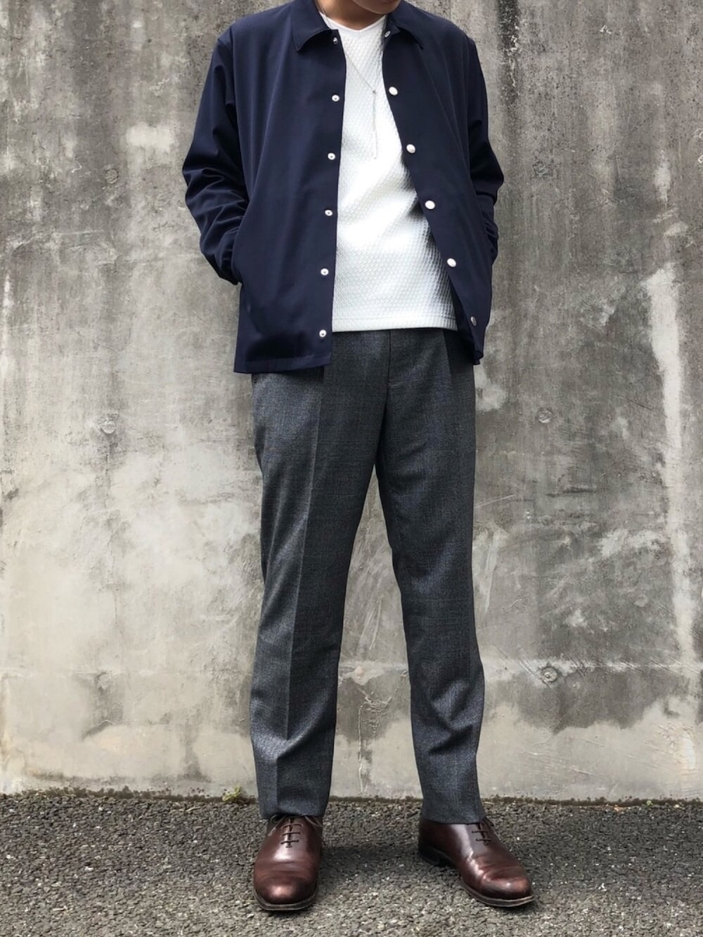 「オトナカジュアル、シンプル、きれいめカジュアル、はるコーデ、おしゃれさんと繋がりたい、革靴、白ニット、TAKEO KIKUCHI、チェックパンツ、コーチジャケット」｜「TAKEO KIKUCHIのアイテム（ジャケット/アウター、ブルー系）」を使った、のぐさん（メンズ・172cm）の春コーディネートの1枚目の写真