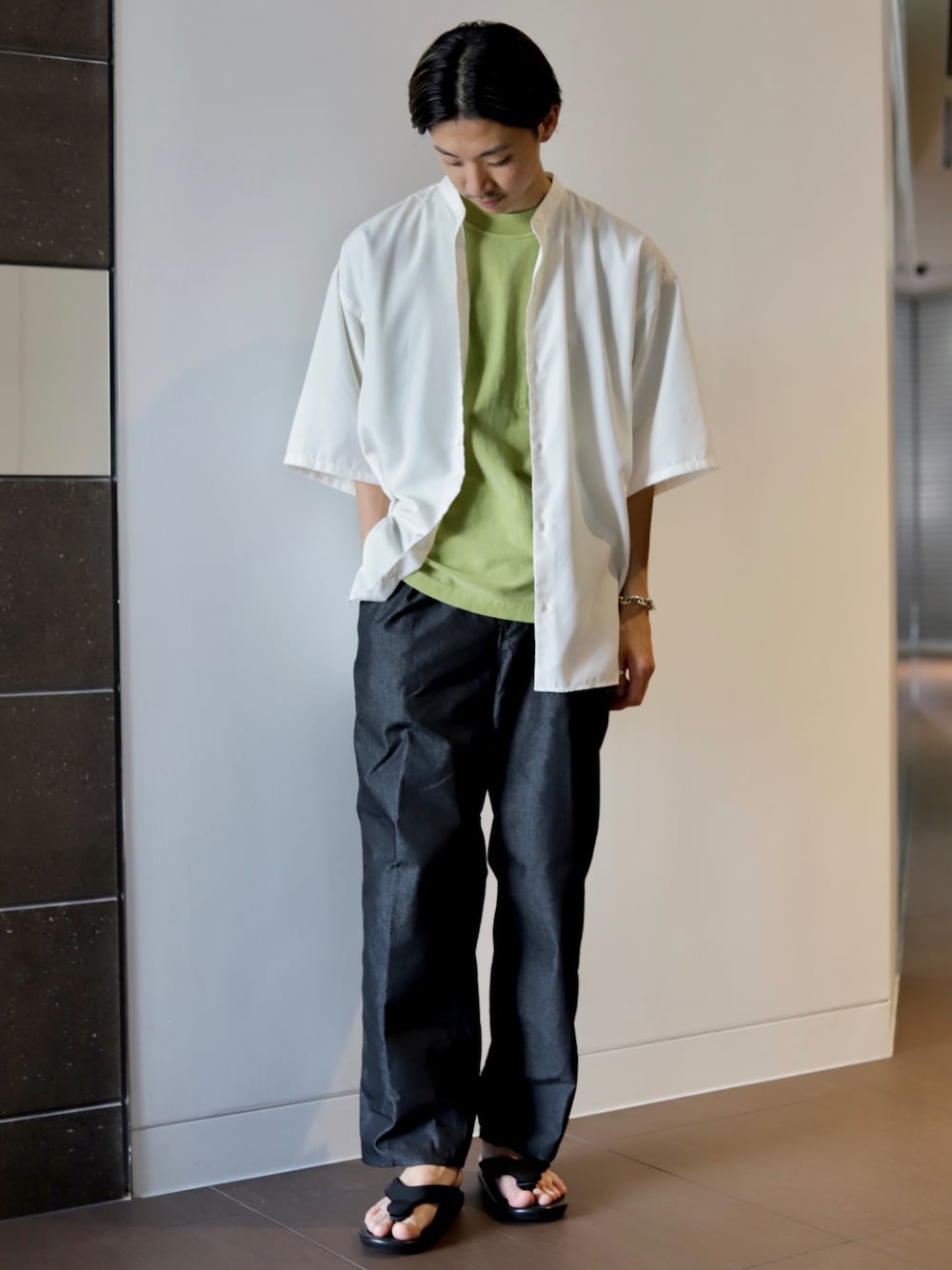 ホワイト系のシャツ/ブラウス、ブラック系のデニムパンツ、ブラック系のサンダルを着用したメンズの春コーディネートの1枚目の写真