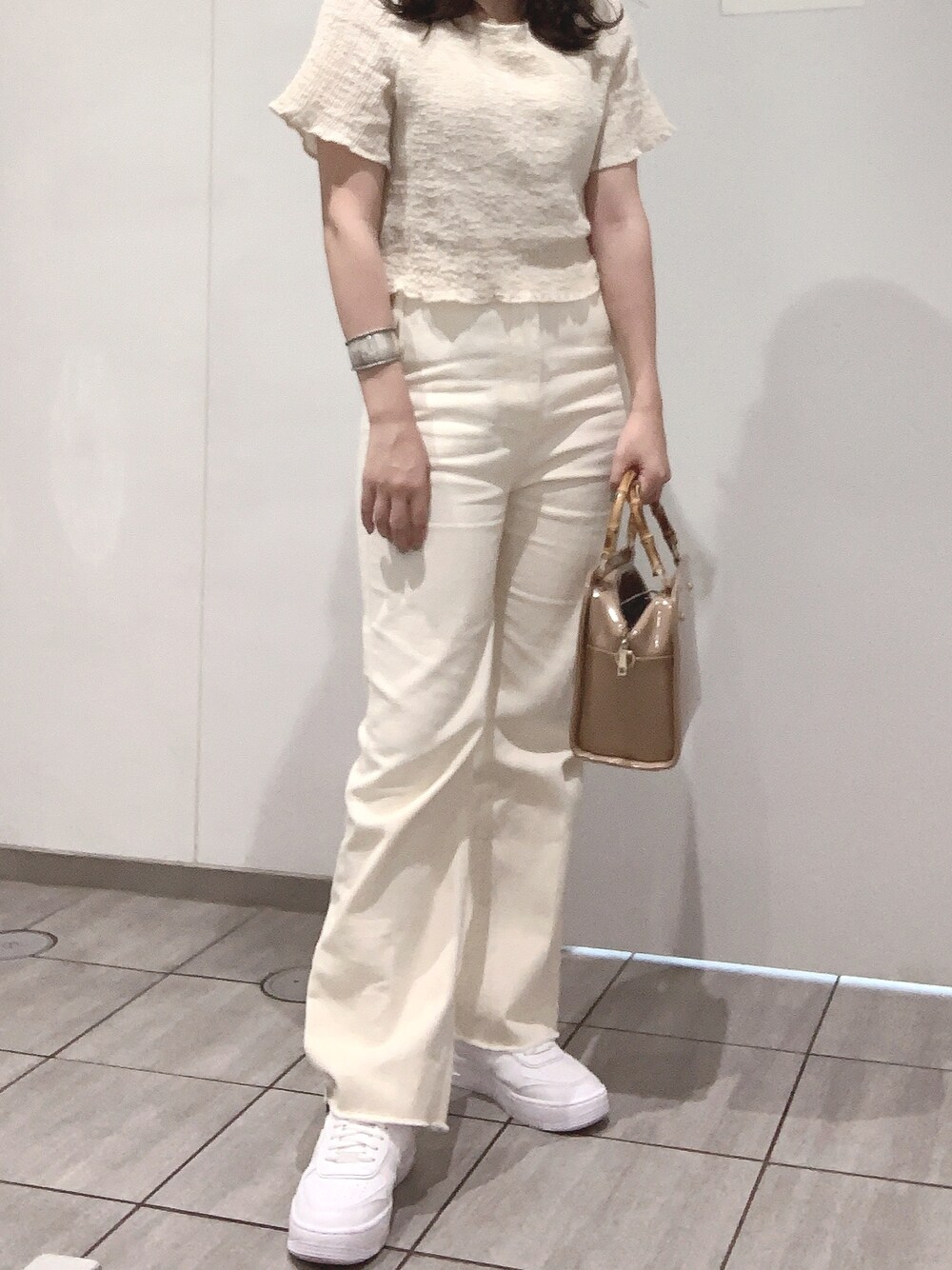 「Kastane、who's who chico、soierie、夏コーデ、ホワイトコーデ、カジュアルガーリー、消えそうな色コーデ」｜「Kastaneのハイウエスト紐つきカラーデニム（デニムパンツ、ホワイト系）」を使った、　　juraさん（レディース・162cm）の夏コーディネートの1枚目の写真