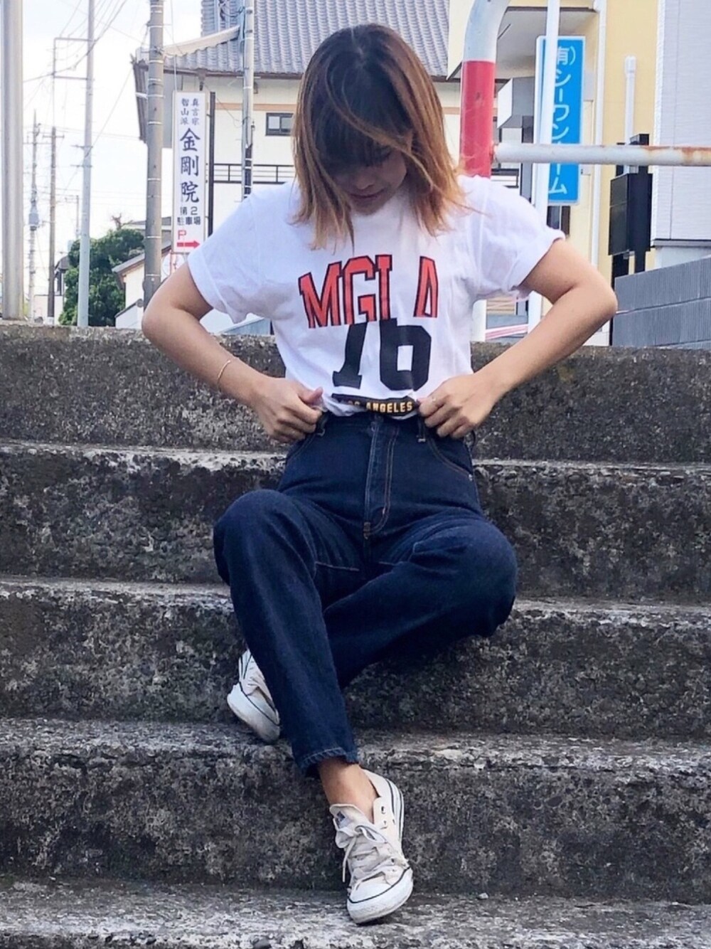 「Tシャツ、デニム、大人カジュアル、シンプルコーデ、ラフ、ラベルエチュード、お洒落さんとつながりたい、アンティローザ在宅コーデ」｜「MOUSSYのHW STRETCH STRAIGHT（デニムパンツ、ブルー系）」を使った、おみそさん（レディース・159cm）の春コーディネートの1枚目の写真