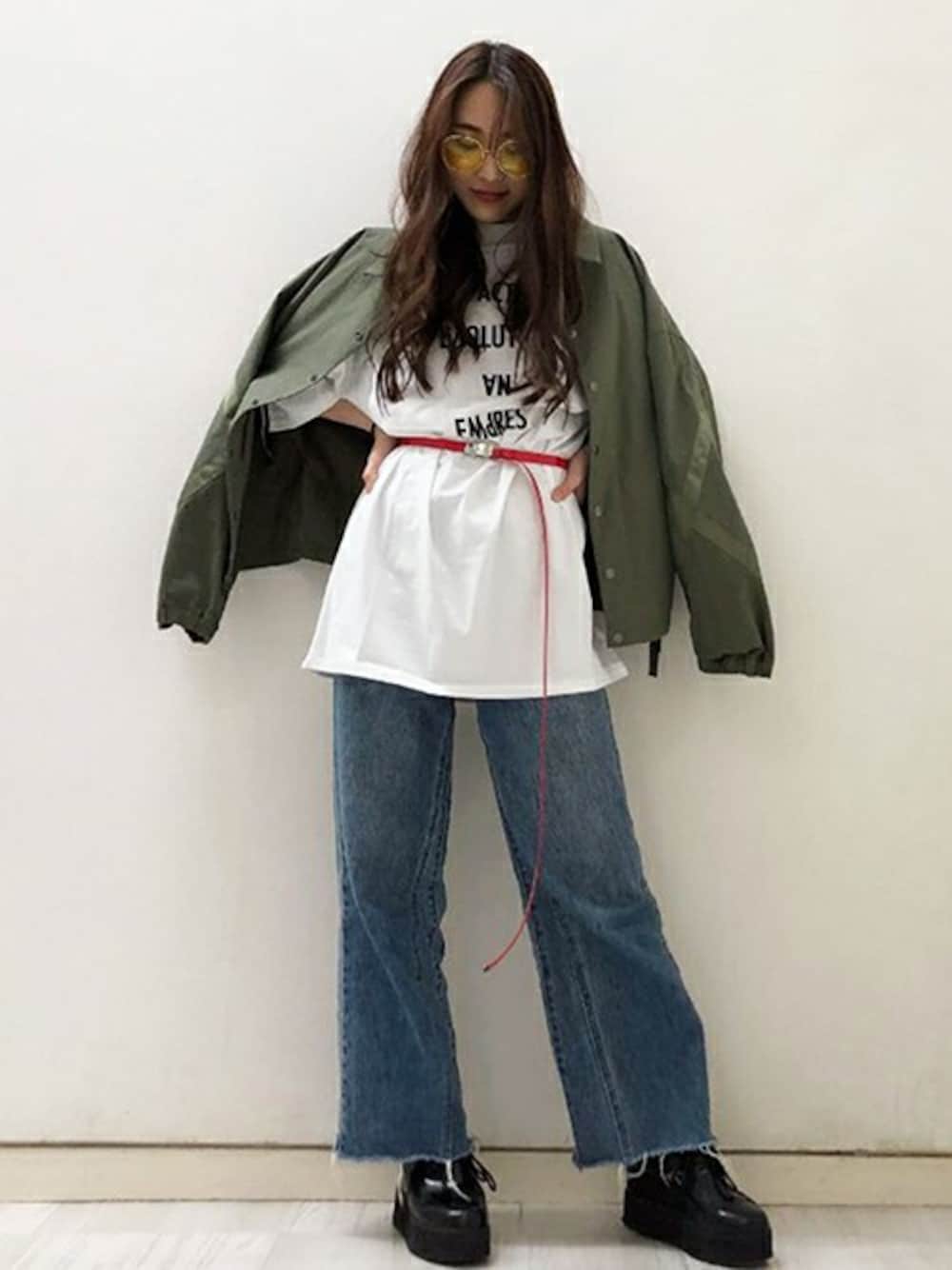 「ビッグシルエット、ロゴT、コーチジャケット、ミリタリージャケット、Tシャツワンピ、カラーサングラス、ストレートデニム、プラットフォームシューズ、barak、エナメルベルト」｜「BARAKのミリタリーデザインコーチジャケット（ステンカラーコート、グリーン系）」を使った、SATOMIさん（レディース・161cm）の春コーディネートの1枚目の写真