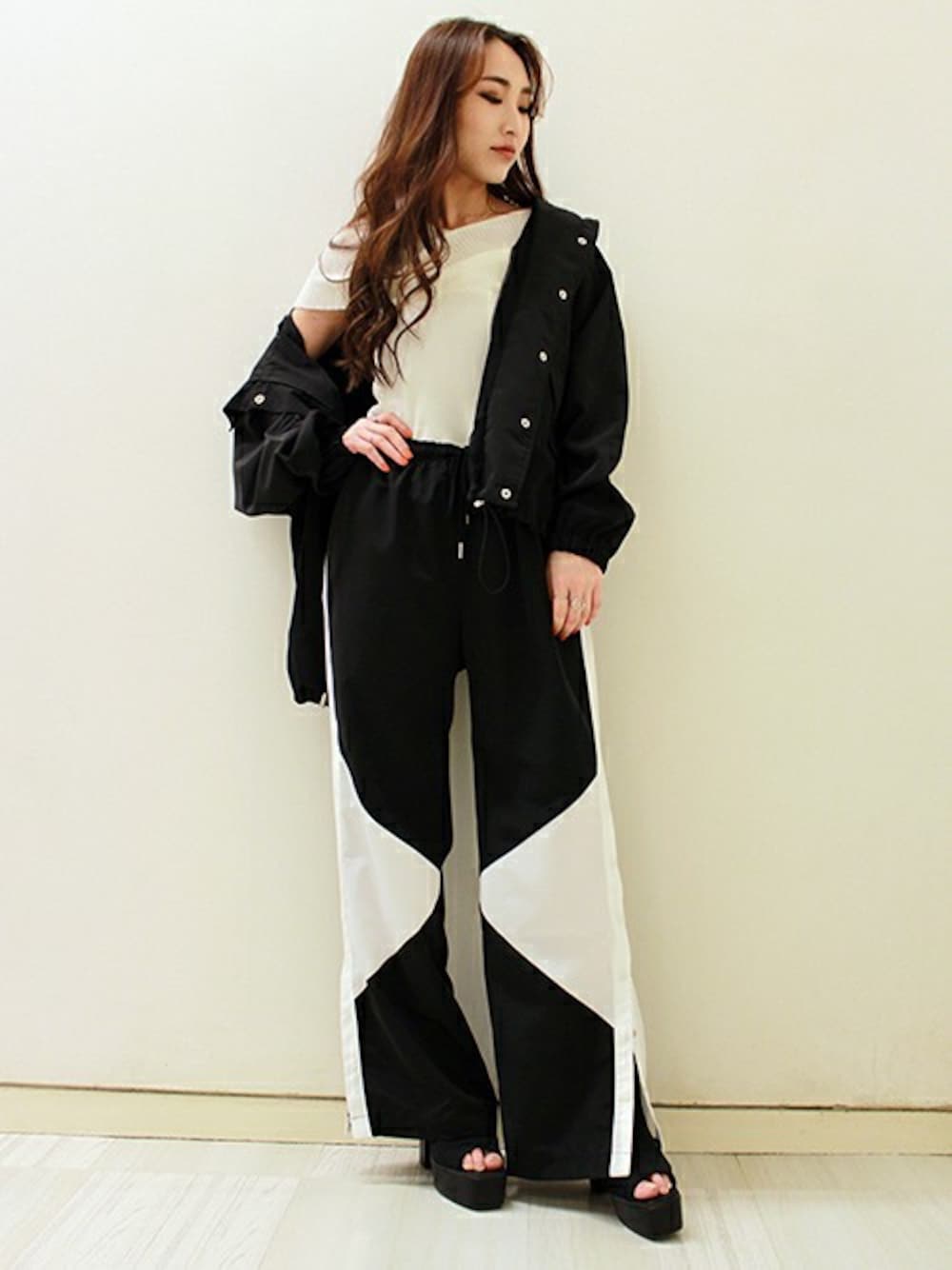 「カシュクール、カジュアル、オーバーサイズ、ワイドパンツ、ナイロンジャケット、オフショル、オープントゥ、ナイロンパンツ、barak」｜「BARAKのオーバーサイズフーディーナイロンジャケット（ナイロンジャケット、ブラック系）」を使った、SATOMIさん（レディース・161cm）の春コーディネートの1枚目の写真