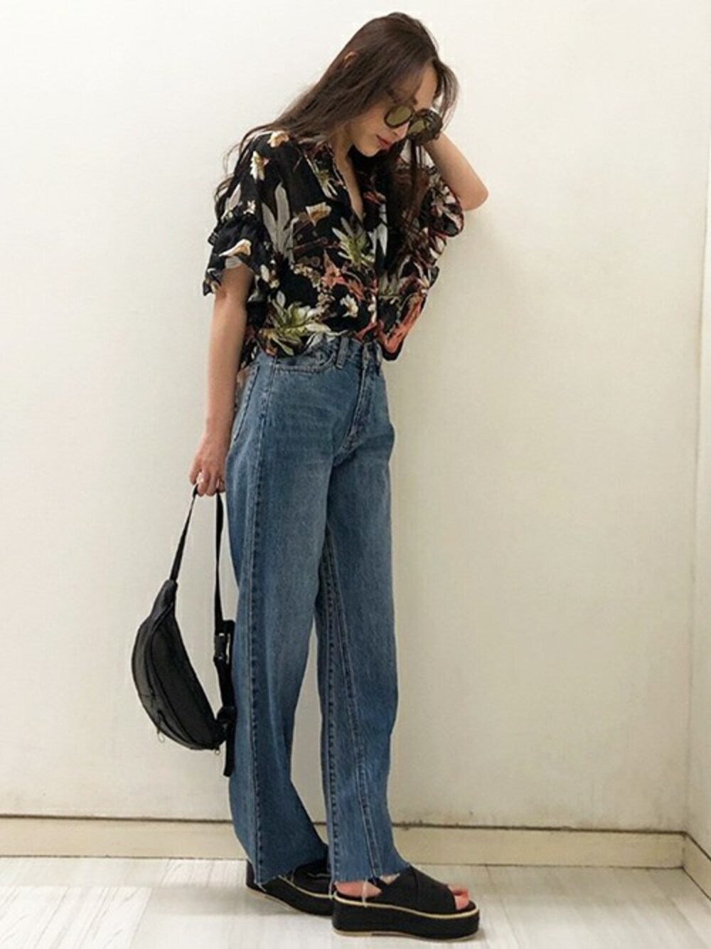 「カジュアル、柄シャツ、ショート丈、フラットサンダル、ストレートデニム、袖フリル、barak、カットオフデニム、ベーシックサングラス」｜「BARAKの袖フリルショートシャツ（シャツ/ブラウス、ブラック系）」を使った、SATOMIさん（レディース・161cm）の春コーディネートの1枚目の写真