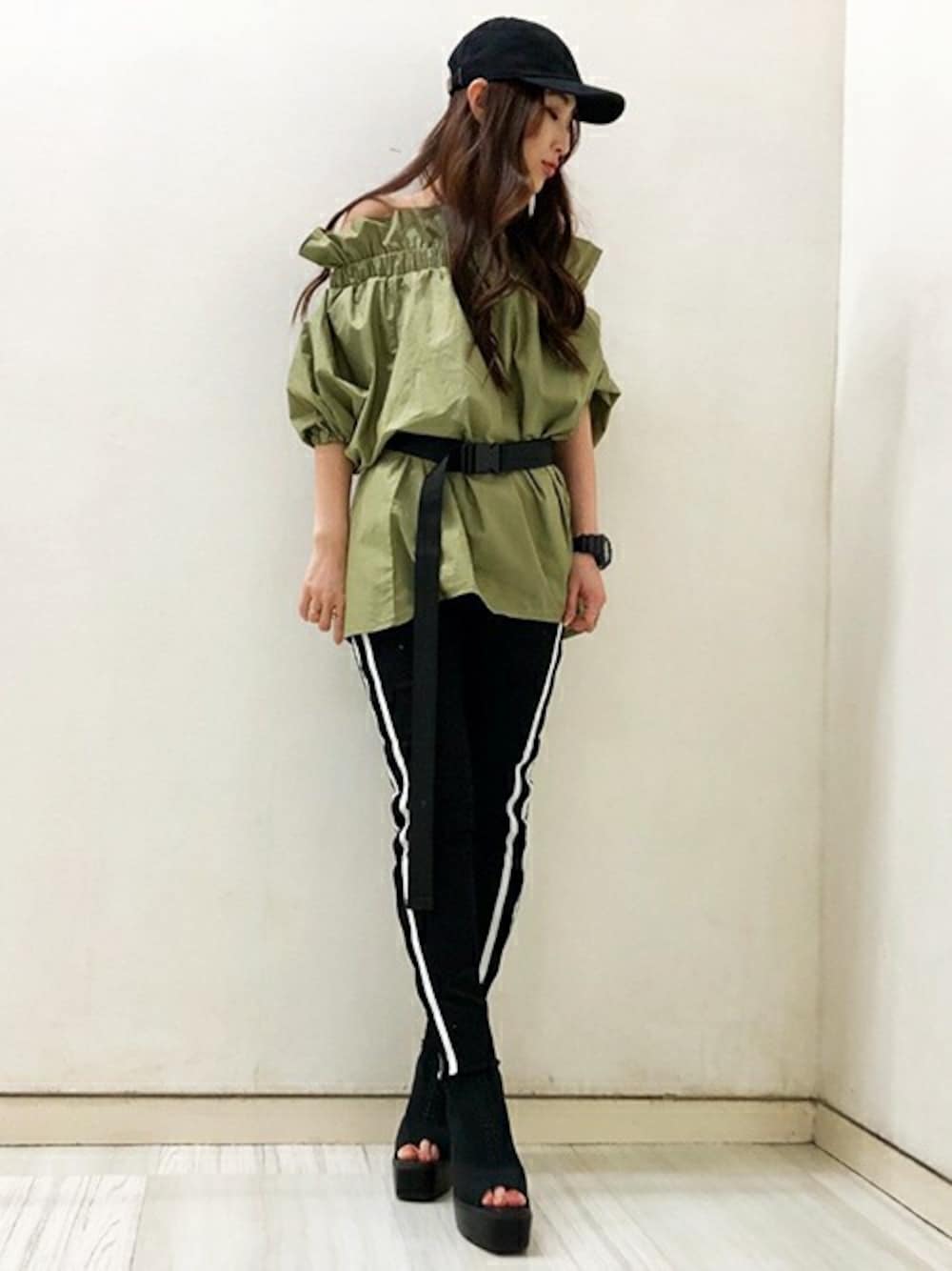 「カジュアル、スキニーパンツ、キャップ、カーキ、ベルト、カジュアルコーデ、barak、ラインパンツ」｜「BARAKのスリーブボリュームオフショルダー（シャツ/ブラウス、グリーン系）」を使った、SATOMIさん（レディース・161cm）の夏コーディネートの1枚目の写真