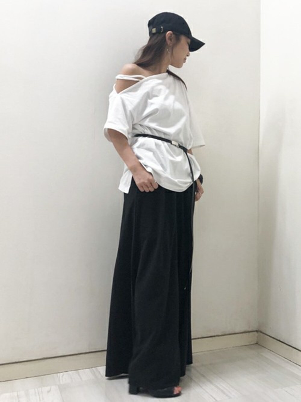「カジュアル、モノトーン、ワイドパンツ、モノトーンコーデ、カジュアルコーデ、ワンショルダー、barak」｜「BARAKのエナメル細ベルト（ベルト、ブラック系）」を使った、SATOMIさん（レディース・161cm）の夏コーディネートの1枚目の写真