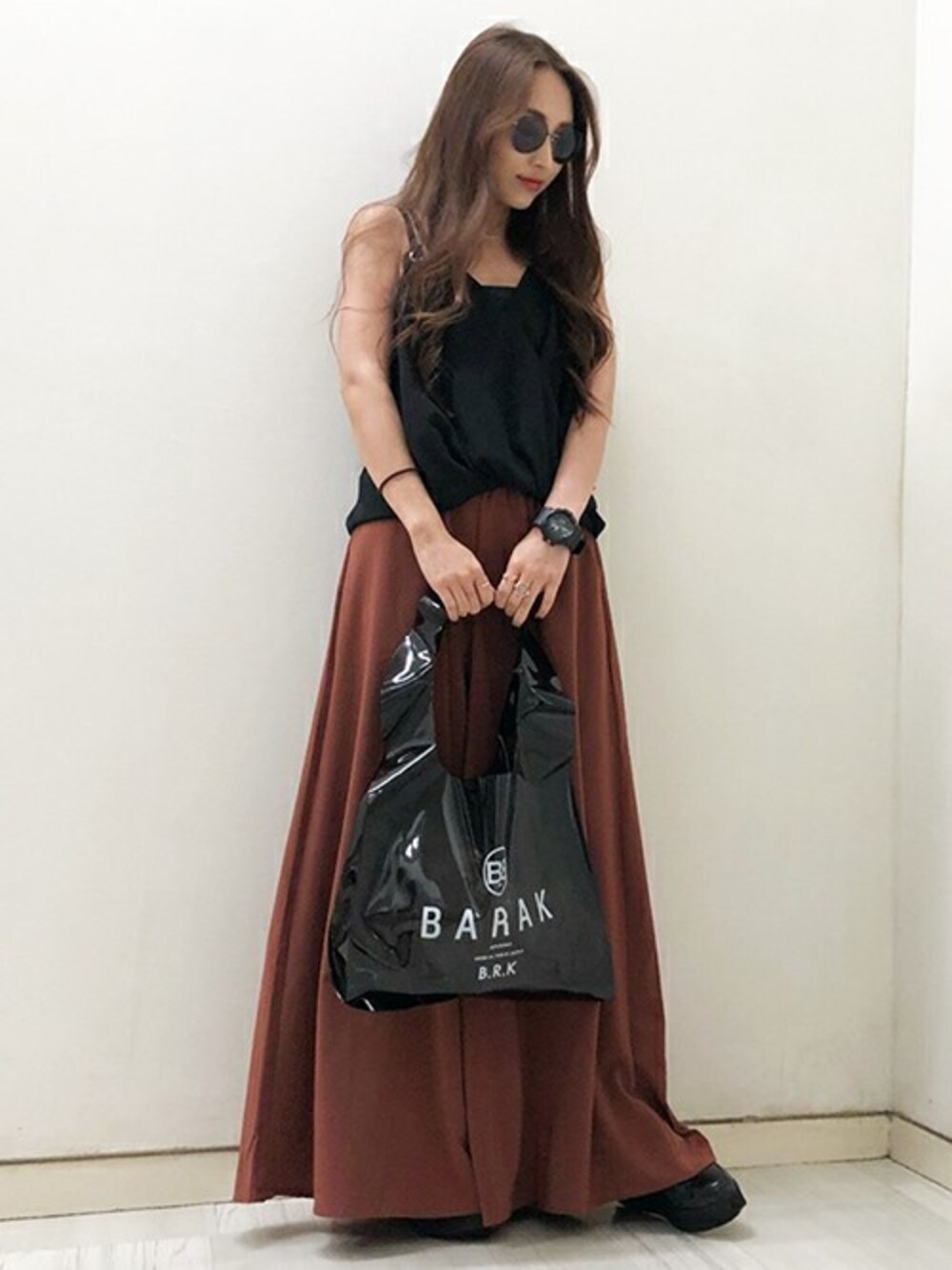 「カジュアル、ブラック、サングラス、ワイドパンツ、ブラウン、キャミソール、barak」｜「BARAKのレースアッププラットフォームシューズ（その他シューズ、ブラック系）」を使った、SATOMIさん（レディース・161cm）の夏コーディネートの1枚目の写真