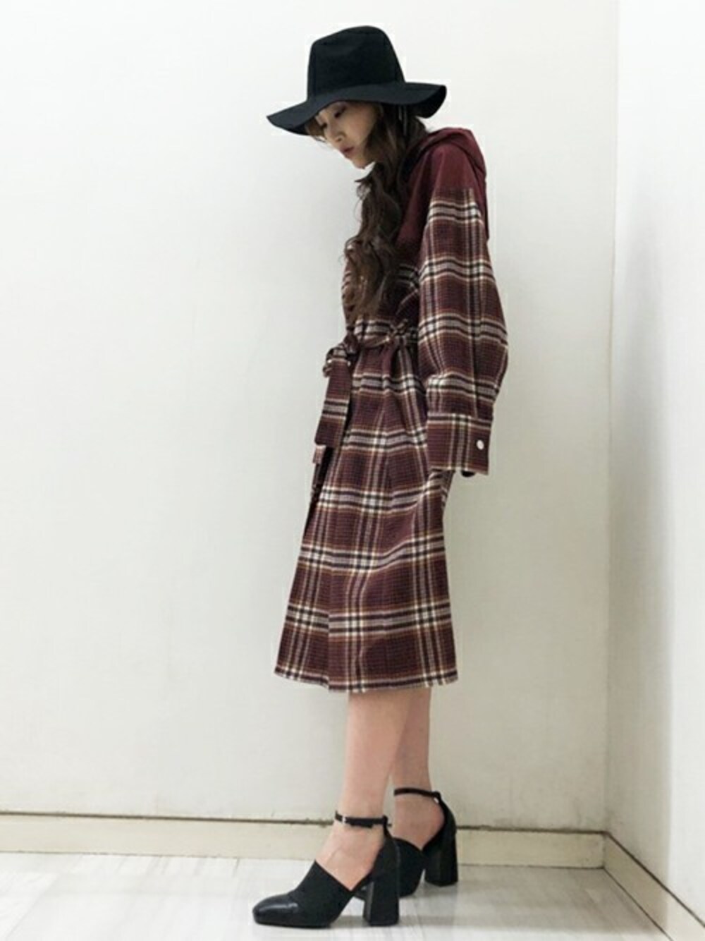 「チェック、カジュアル、ハット、ロングシャツ、大人カジュアル、シャツワンピ、barak」｜「BARAKのフーディチェックシャツ（シャツワンピース、レッド系）」を使った、SATOMIさん（レディース・161cm）の夏コーディネートの1枚目の写真