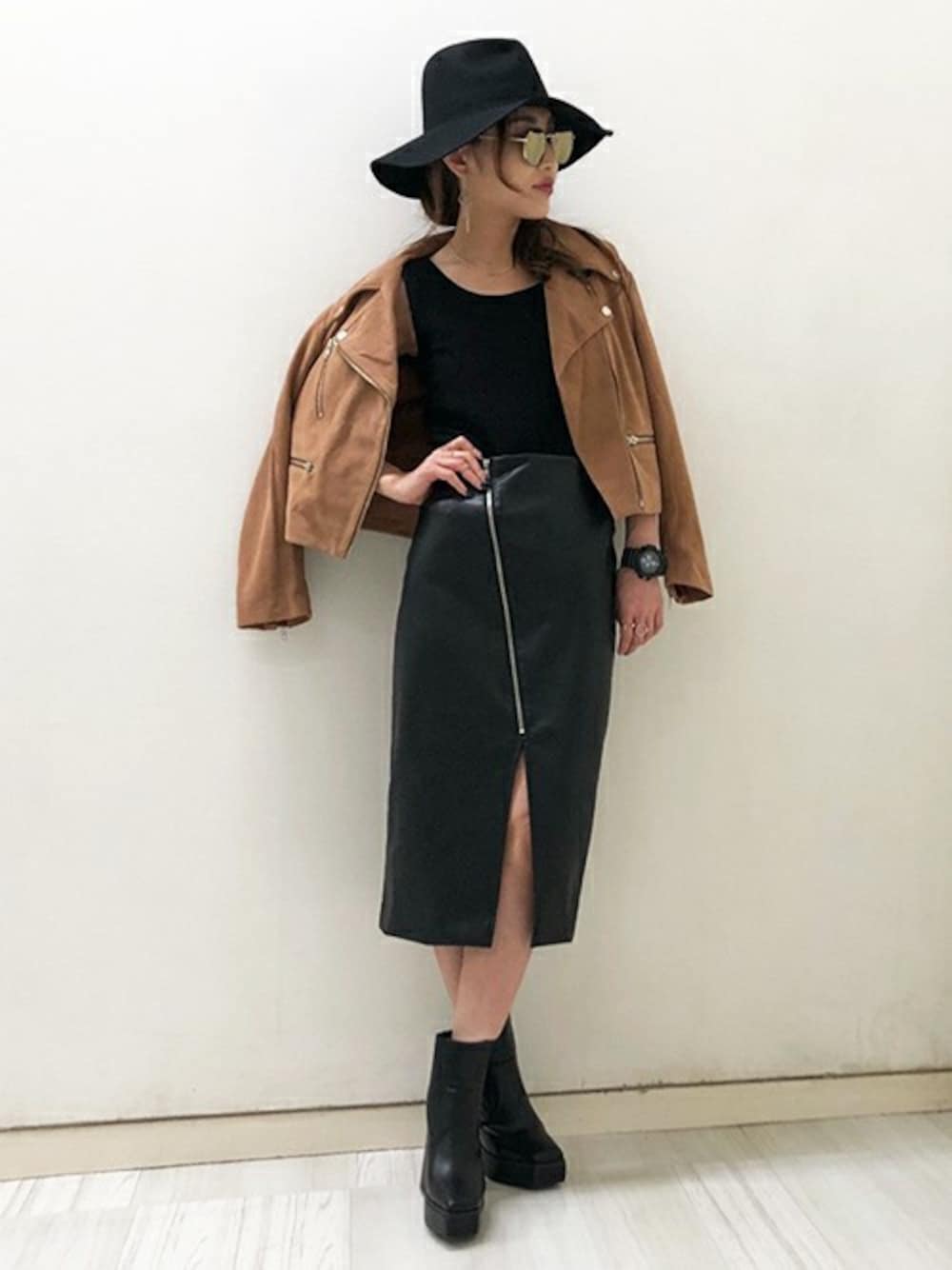 「レザージャケット、レザースカート、ライダースジャケット、スエード、サイドゴアブーツ、タンクトップ、ツバ広ハット、ラウンドサングラス、ミディ丈スカート、barak」｜「BARAKのベーシックフィットタンクトップ（タンクトップ、ブラック系）」を使った、SATOMIさん（レディース・161cm）の秋コーディネートの1枚目の写真