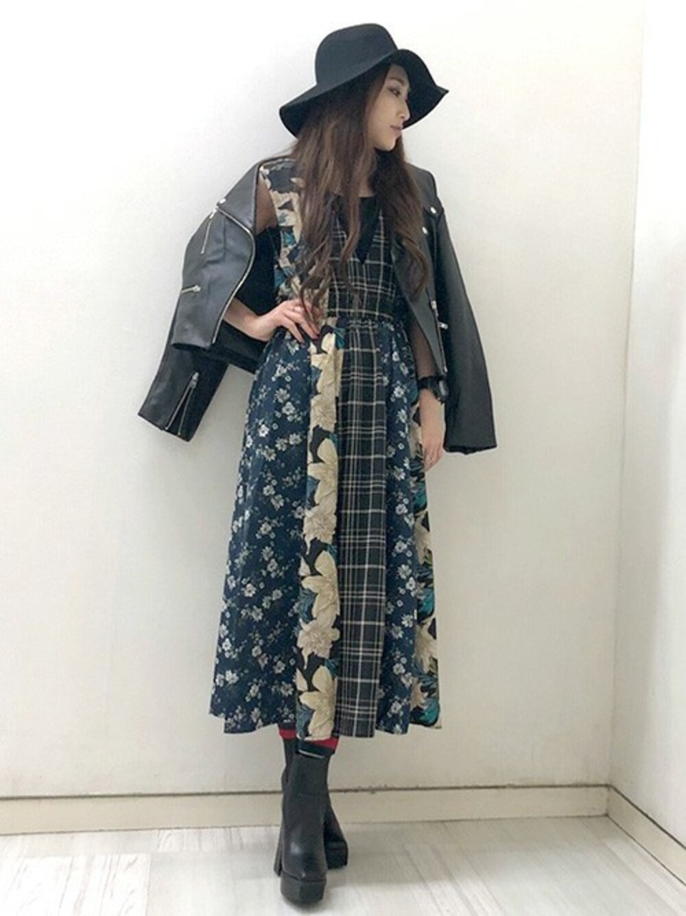 「ワンピース、カジュアル、レザージャケット、ライダース、パッチワーク、サイドゴアブーツ、花柄ワンピース、ツバ広ハット、barak」｜「BARAKのパッチワークワンピース（ワンピース、ブラック系）」を使った、SATOMIさん（レディース・161cm）の秋コーディネートの1枚目の写真