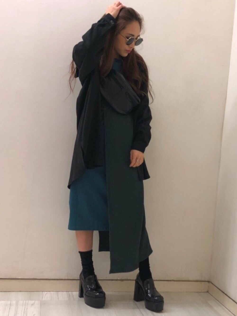 「barak、シャツジャケット、シャツスタイル、ジャケット、ライトアウター、ワンピース、ローファー、厚底シューズ、オトナカジュアル、秋コーデ」｜「BARAKのツイルシャツジャケット（シャツ/ブラウス、ブラック系）」を使った、SATOMIさん（レディース・161cm）の秋コーディネートの1枚目の写真