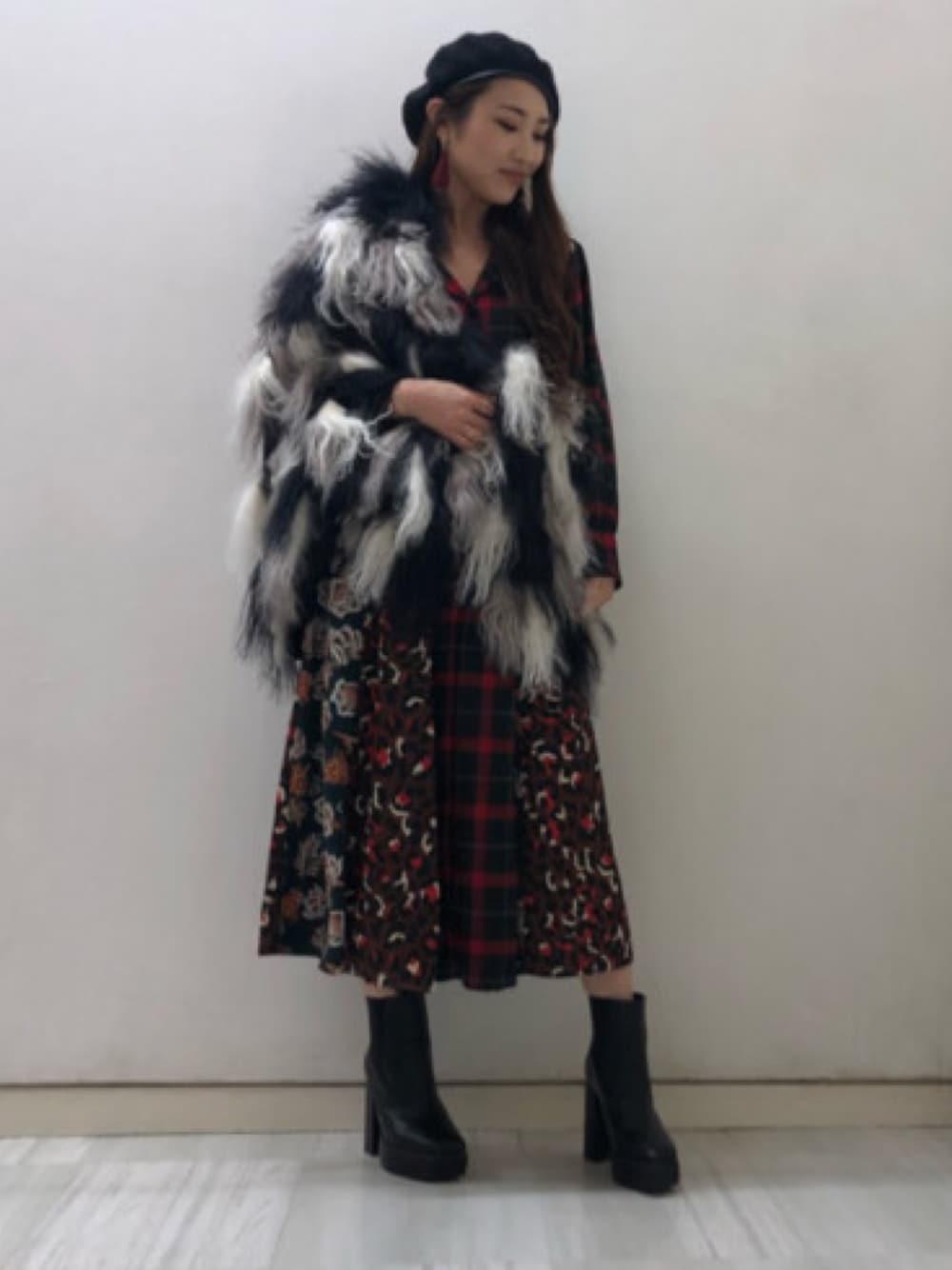 「秋コーデ、barak、レオパード、チェック、花柄、ワンピース、ファー小物、ファー、赤、ベレー帽」｜「BARAKのMIXファーポンチョ（ポンチョ、ブラック系）」を使った、SATOMIさん（レディース・161cm）の秋コーディネートの1枚目の写真