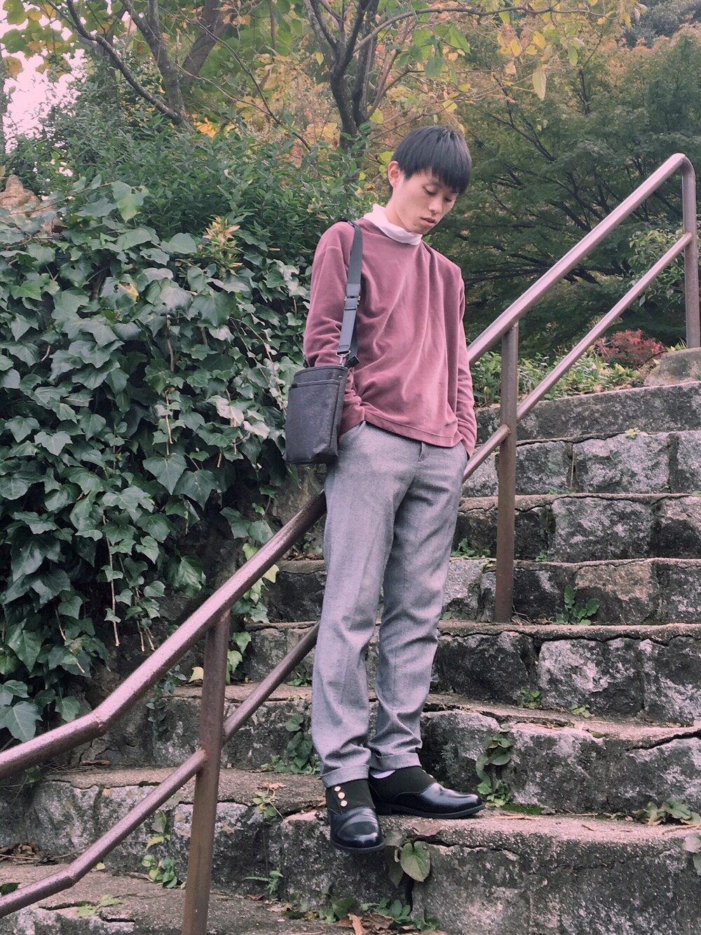 ピンク系のTシャツ/カットソー、グリーン系のドレスシューズを着用したメンズの秋コーディネートの1枚目の写真