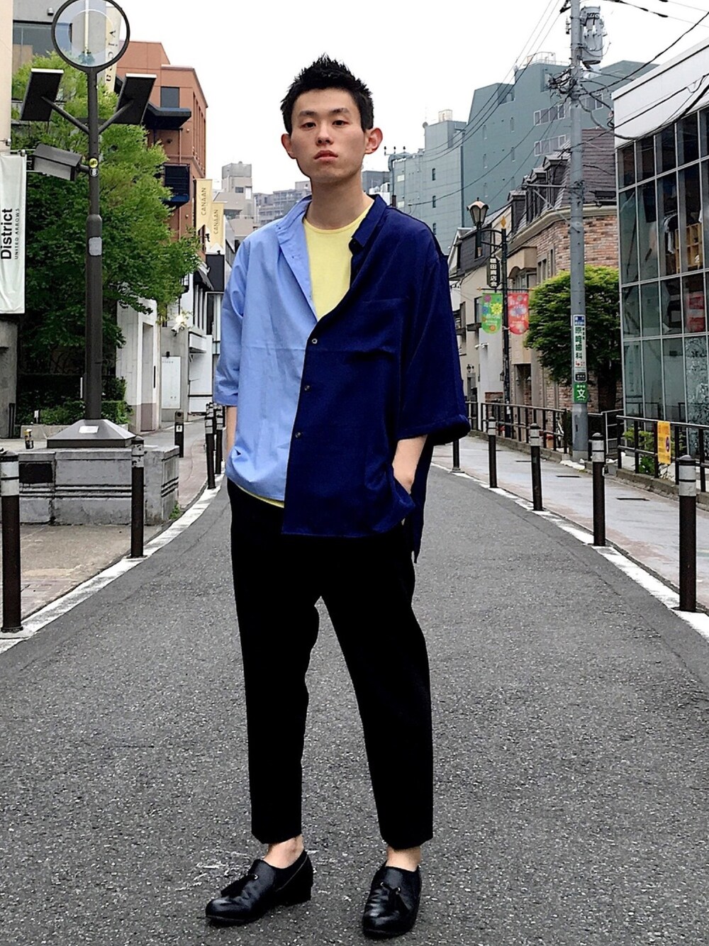 「ハレ(HARE)、東京、ストリート、渋谷、アシンメトリー、シャツ、ブルー、シンプル、夏、モード」｜「HAREのアシメデザインシャツ(HARE)（シャツ/ブラウス、ブルー系）」を使った、cosakotoさん（メンズ・172cm）の春コーディネートの1枚目の写真