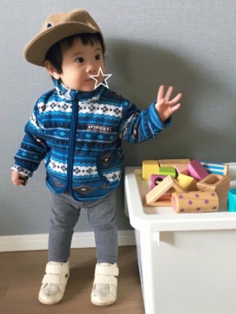「1歳、男の子、プチプラ、公園スタイル、冬、フリース、スニーカー、福袋、西松屋、petit main」｜「petit mainのミニアルファベットフェルトキャップ（キャップ）」を使った、tooowaさん（キッズ・70cm）の冬コーディネートの1枚目の写真