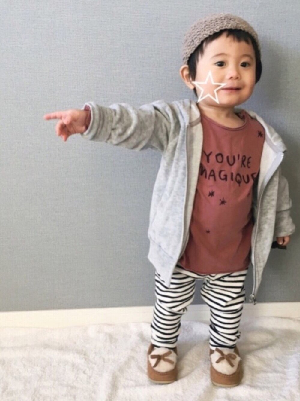 「1歳、男の子、キッズコーデ、プチプラコーデ、パーカー、モカシン、くすみピンク、ハンドメイド、zarababy、GLOBAL WORK」｜「GLOBAL WORKの【キッズ】ベロアジップパーカー/726580（パーカー、グレー系）」を使った、tooowaさん（キッズ・70cm）の冬コーディネートの1枚目の写真