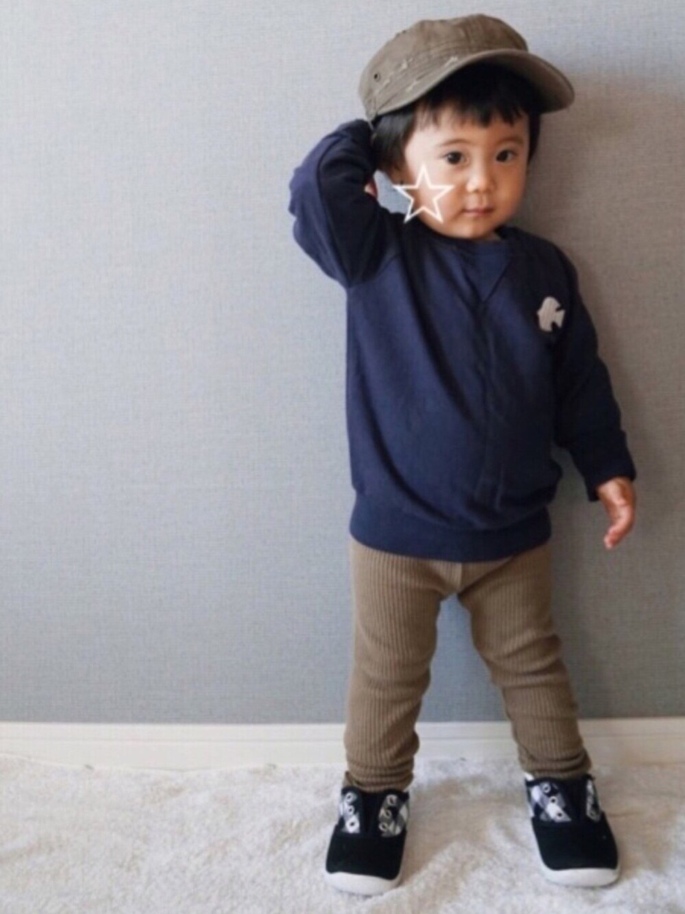 「1歳、おとこのこ、男の子コーデ、シンプル、プチプラ、親子でおそろい、kotokoto、韓国子供服、monmimi、comme ca ism」｜「Korea(monmimi)のアイテム（スウェット、ブルー系）」を使った、tooowaさん（キッズ・70cm）の冬コーディネートの1枚目の写真