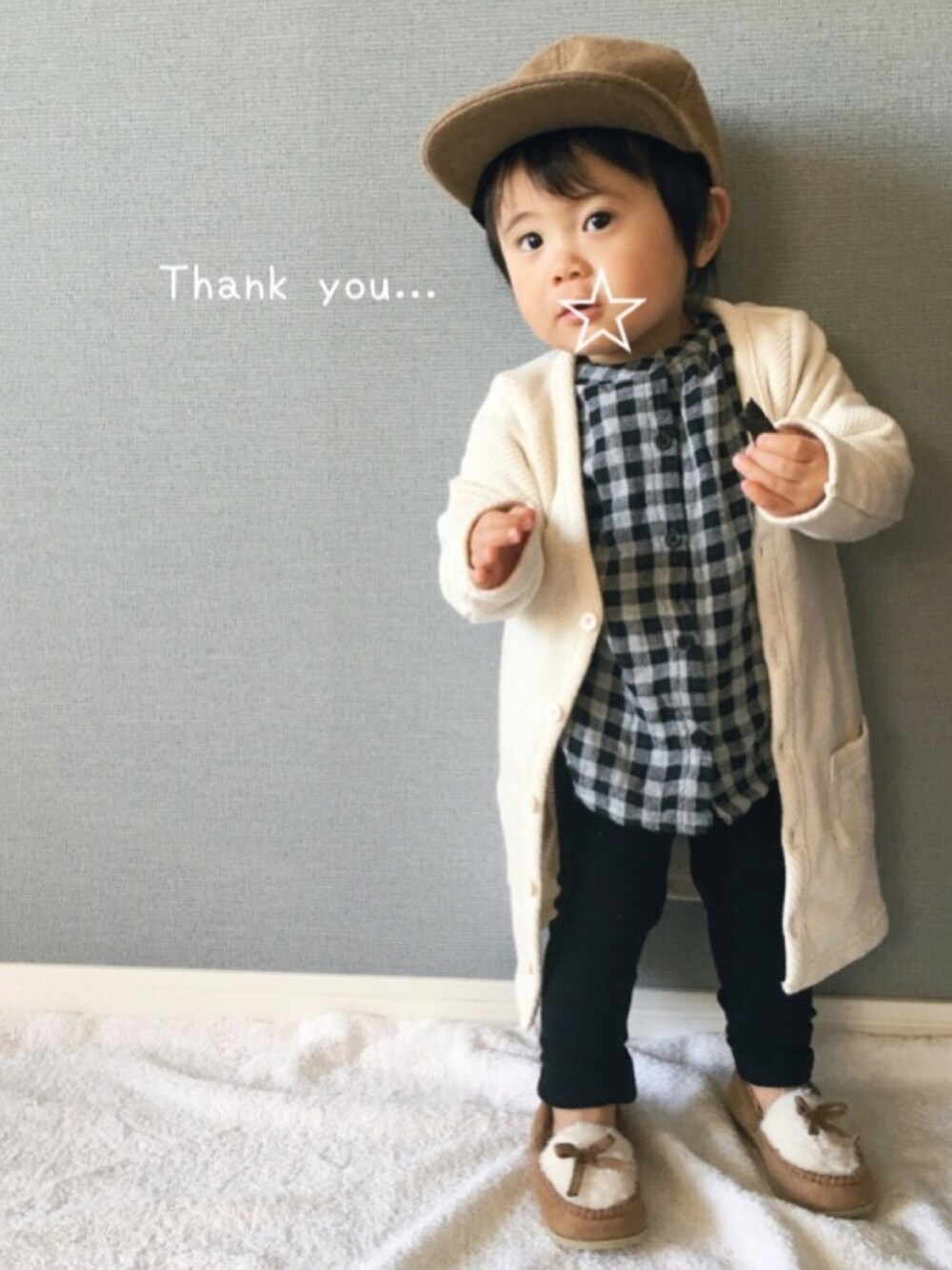 ブラック系のシャツ/ブラウス、ホワイト系のカーディガン/ボレロ、ベージュ系のモカシン/デッキシューズを着用したキッズの冬コーディネートの1枚目の写真