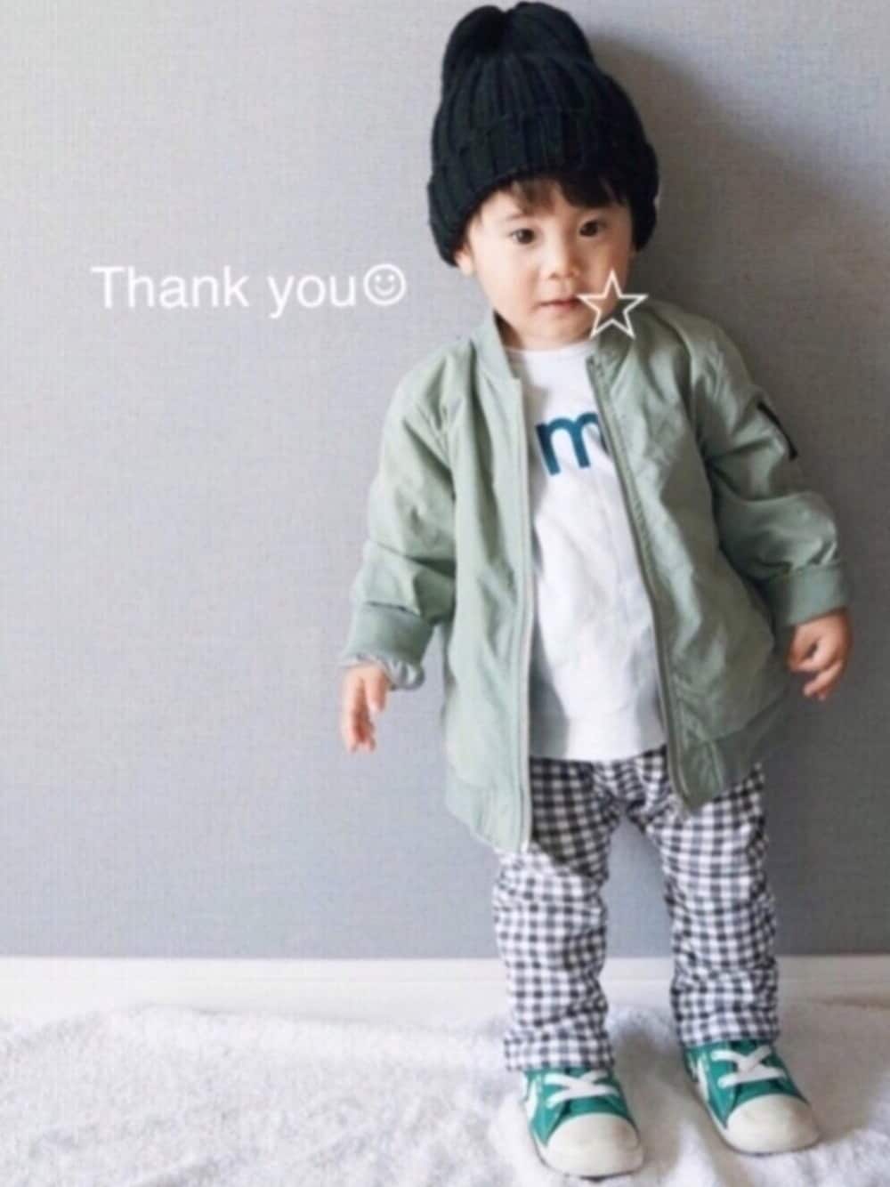 グリーン系のその他アウター、ブルー系のTシャツ/カットソー、ブラック系のその他パンツを着用したキッズの春コーディネートの1枚目の写真