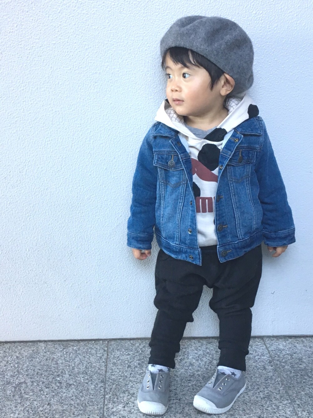 「2歳、男の子、デニムジャケット×パーカー、サルエルパンツ、tinycottons、puma×tinycottons、quoti use fith、fith社、シエンタ、cienta」｜「babyGAPのアイテム（デニムジャケット、ブルー系）」を使った、tooowaさん（キッズ・80cm）の冬コーディネートの1枚目の写真
