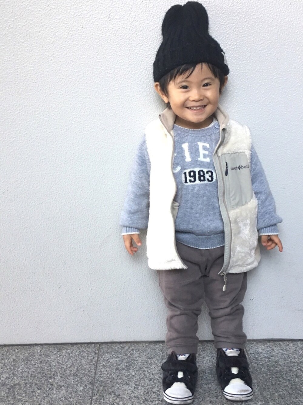 「2歳、男の子、大晦日、カジュアル、ベスト、ウォッシャブルニット、quoti use fith、fith社、モンベル、コンバース」｜「mont-bellのアイテム（ベスト、ベージュ系）」を使った、tooowaさん（キッズ・80cm）の冬コーディネートの1枚目の写真
