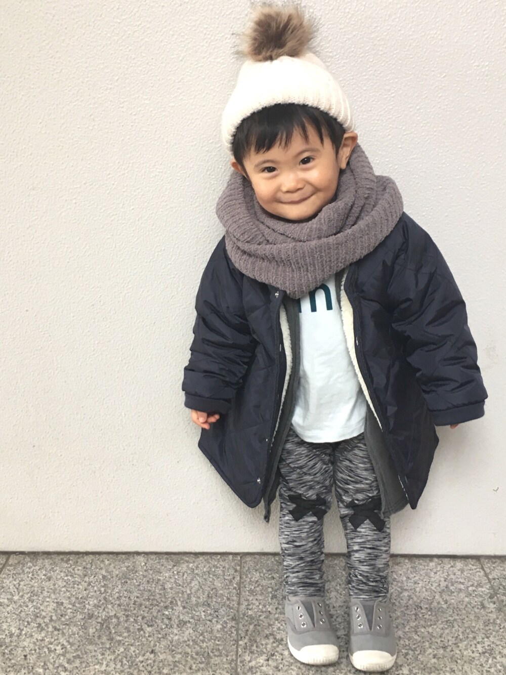 「2歳、おとこのこ、ポンポン帽子、スヌード、ボアジャケット、キルティングジャケット、リバーシブル、H&M、tinycottons、cienta」｜「URBAN RESEARCH DOORSのFORK&SPOON　リバーシブルボアジャケット(KIDS)（ミリタリージャケット、ブルー系）」を使った、tooowaさん（キッズ・80cm）の冬コーディネートの1枚目の写真