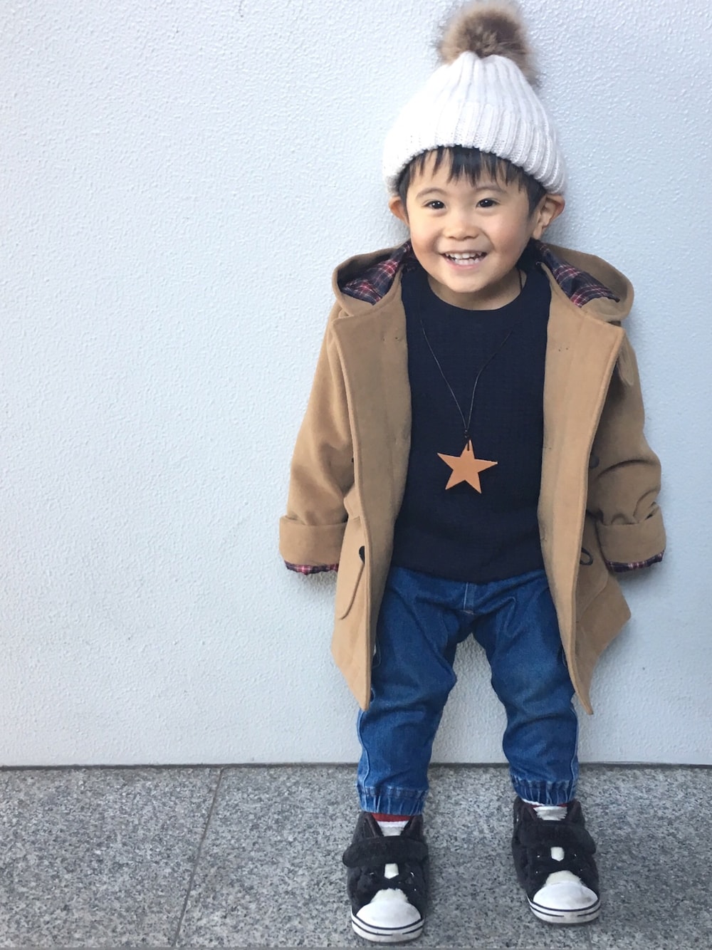 「2歳、おとこのこ、キャメルアウター、ダッフルコート、デニムサルエルパンツ、ラインソックス、quoti use fith、fith社、GLOBAL WORK、コンバース」｜「GLOBAL WORKの【キッズ】ダッフルコート 17/760160（ダッフルコート、ベージュ系）」を使った、tooowaさん（キッズ・80cm）の冬コーディネートの1枚目の写真
