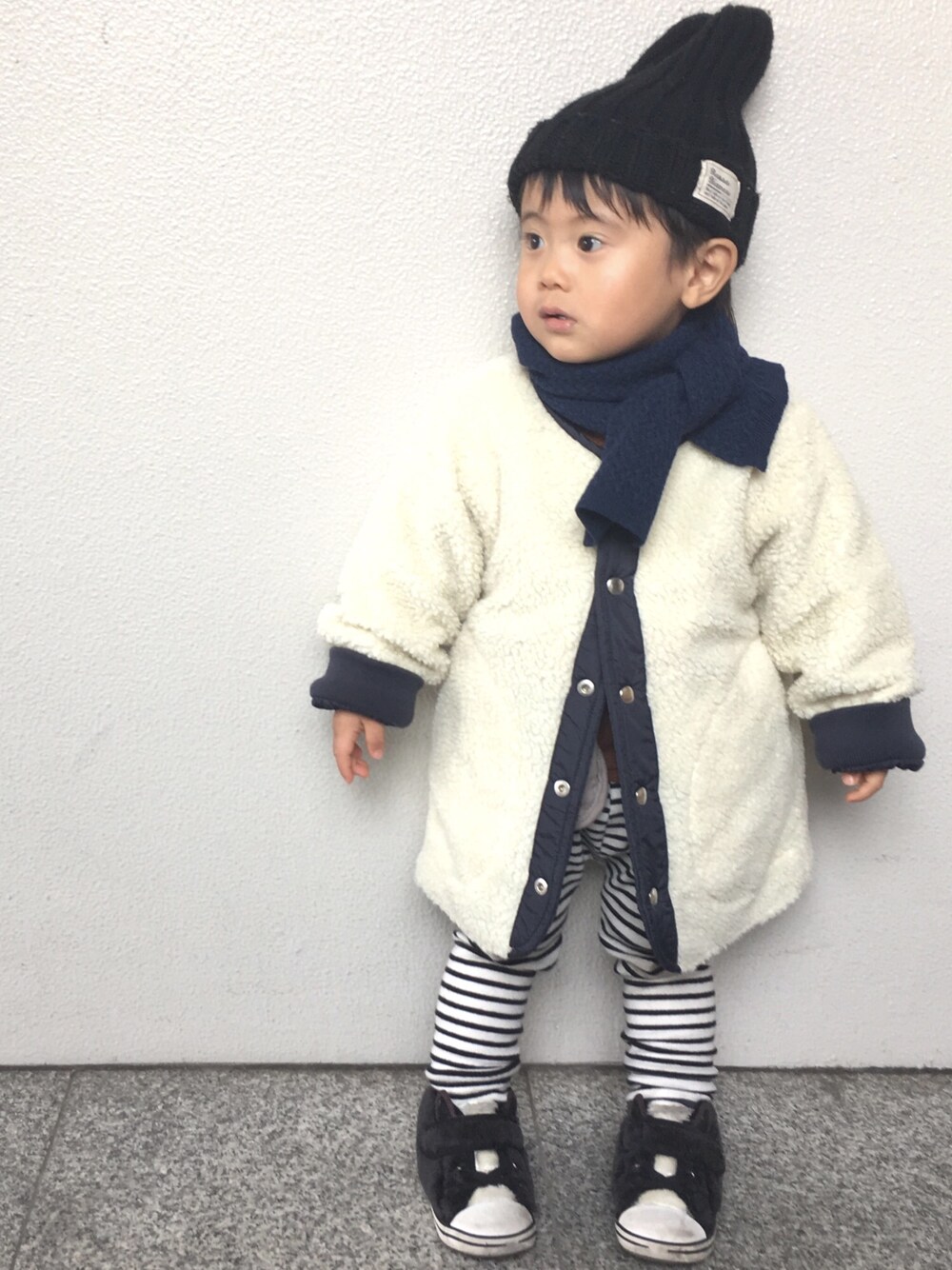 「2歳、おとこのこ、ちびボーダー族、カーディガン男子、マフラー、リバーシブルジャケット、ボアジャケット、ハイカットスニーカー、コンバース、URBAN RESEARCH　DOORS　KIDS」｜「URBAN RESEARCH DOORSのFORK&SPOON　リバーシブルボアジャケット(KIDS)（ミリタリージャケット、ブルー系）」を使った、tooowaさん（キッズ・80cm）の冬コーディネートの1枚目の写真