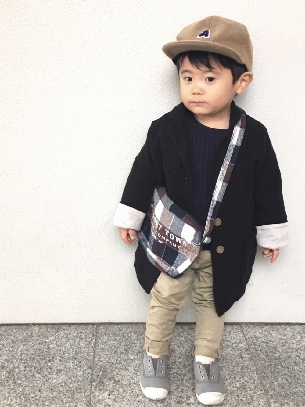 「2歳、男の子、きれいめカジュアル、キャップ、ワッフル、ロングコート、韓国子供服、quoti use fith、fith社、tinycottons」｜「Koreaのアイテム（ジャケット/アウター、ブラック系）」を使った、tooowaさん（キッズ・80cm）の冬コーディネートの1枚目の写真