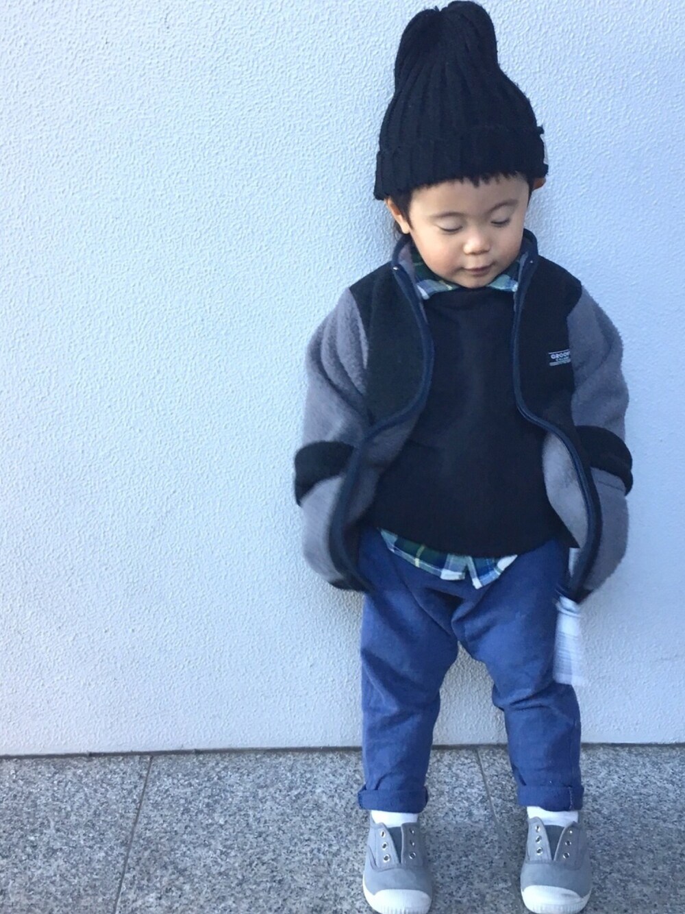 「2歳、おとこのこ、ニット帽、ブルゾン、チェックシャツ、スウェットパンツ、韓国子供服、fith社、groovy colors、cienta」｜「GROOVY COLORSの杢フリースジップアップブルゾン（ブルゾン、グレー系）」を使った、tooowaさん（キッズ・80cm）の冬コーディネートの1枚目の写真