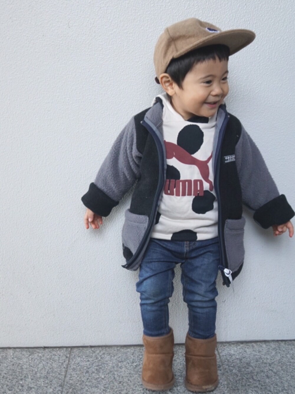 「2歳、男の子コーデ、スキニーデニムパンツ、ムートンブーツ、キャップ、groovy colors、fith社、tinycottons、puma×tinycottons、Branshes」｜「GROOVY COLORSの杢フリースジップアップブルゾン（ブルゾン、グレー系）」を使った、tooowaさん（キッズ・80cm）の冬コーディネートの1枚目の写真