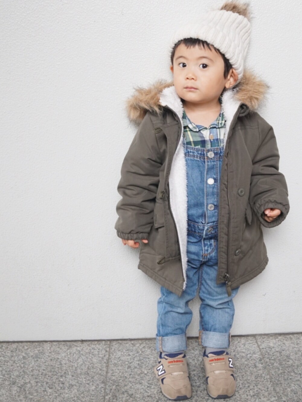 「2歳、おとこのこ、着回しコーデ、モッズコート、デニムサロペット、チェックシャツ、プチプラミックス、ポンポン付きニット帽、babygap、New Balance」｜「西松屋のアイテム（モッズコート、グリーン系）」を使った、tooowaさん（キッズ・80cm）の冬コーディネートの1枚目の写真