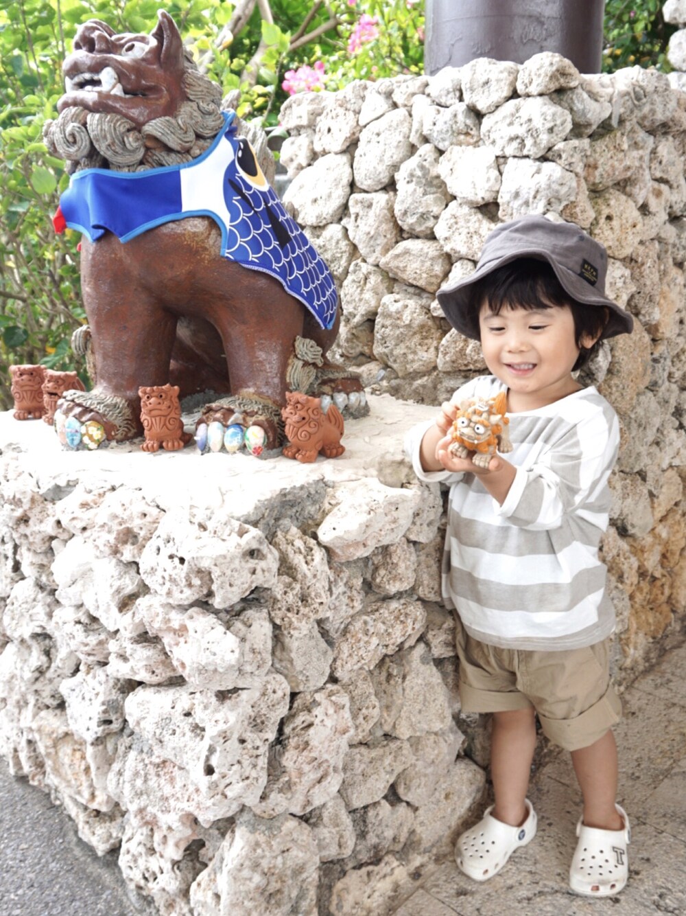「2歳、男の子、こどもの日、ワイドボーダー、ショートパンツ、ハーフパンツ、バケットハット、クロックス、水着、devirock」｜「devirockのワイドボーダーゆるっとTシャツ カットソー 半袖Tシャツ（Tシャツ/カットソー、グレー系）」を使った、tooowaさん（キッズ・80cm）の春コーディネートの1枚目の写真