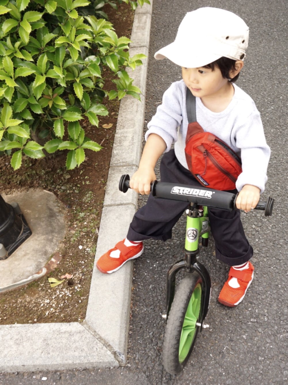 「2歳、男の子、ストライダー、差し色(赤)、プティマイン、ナイキリフト、リフト、nike rift、NIKE、patagonia」｜「petit mainのワッフル素材ボーダー長袖Tシャツ（Tシャツ/カットソー、グレー系）」を使った、tooowaさん（キッズ・80cm）の春コーディネートの1枚目の写真