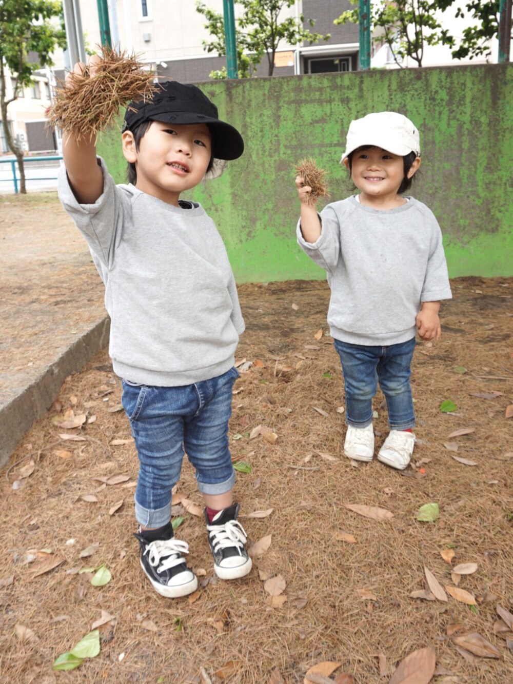 「2歳、男の子、お揃いコーデ、リンクコーデ、スキニーデニム、赤ソックス、コンバース、mingo、mingokids、第２回赤コンオールスターズ感謝祭」｜「mingoのアイテム（スウェット、グレー系）」を使った、tooowaさん（キッズ・80cm）の春コーディネートの1枚目の写真