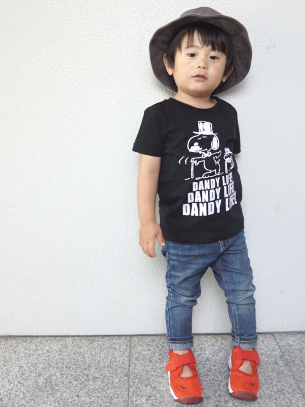 「2歳、男の子、バケットハット、スキニーデニム、スヌーピー、スヌーピーT、差し色(赤)、エアリフト、ナイキリフト、NIKE」｜「PEANUTSの【PEANUTS】ヒゲSNOOPYポケＴシャツ（Tシャツ/カットソー、ブラック系）」を使った、tooowaさん（キッズ・80cm）の春コーディネートの1枚目の写真