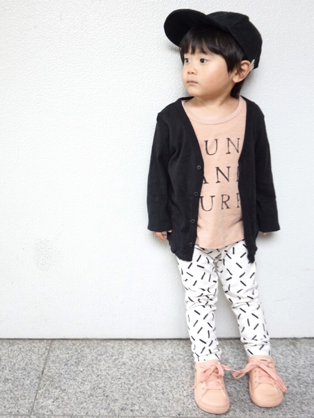 「2歳、おとこのこ、カーディガン、インポート子供服、chocolatesoup、チョコレートスープ、Rylee&Cru、ライリーアンドクルー、puma×tinycottons、tinycottons」｜「BONbazaarのRylee & Cru raw edge tee sun sand surf（その他ベビー用品、ベージュ系）」を使った、tooowaさん（キッズ・80cm）の夏コーディネートの1枚目の写真