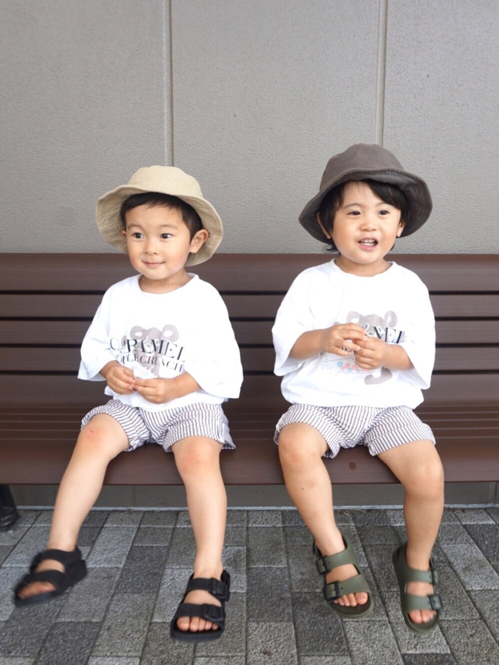 「リンクコーデ、バケットハット、ハーフパンツ、韓国子供服、monmimi、キッズサンダル、birkenstock、birkenstock2018ss、Milano、ミラノ」｜「Korea(monmimi)のアイテム（Tシャツ/カットソー、ホワイト系）」を使った、tooowaさん（キッズ・80cm）の夏コーディネートの1枚目の写真