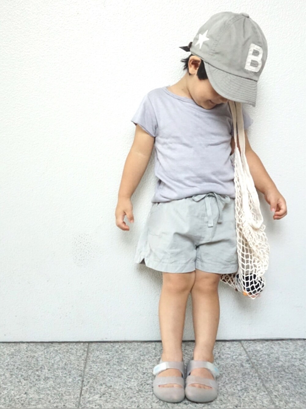「夏のワントーンコーデ、ワントーンコーデ、ニュアンスカラー、メッシュバッグ、インポート、インポート子供服、little hedonist、韓国子供服、fith社、DENIM DUNGAREE」｜「little HEDONISTのアイテム（Tシャツ/カットソー、パープル系）」を使った、tooowaさん（キッズ・90cm）の夏コーディネートの1枚目の写真