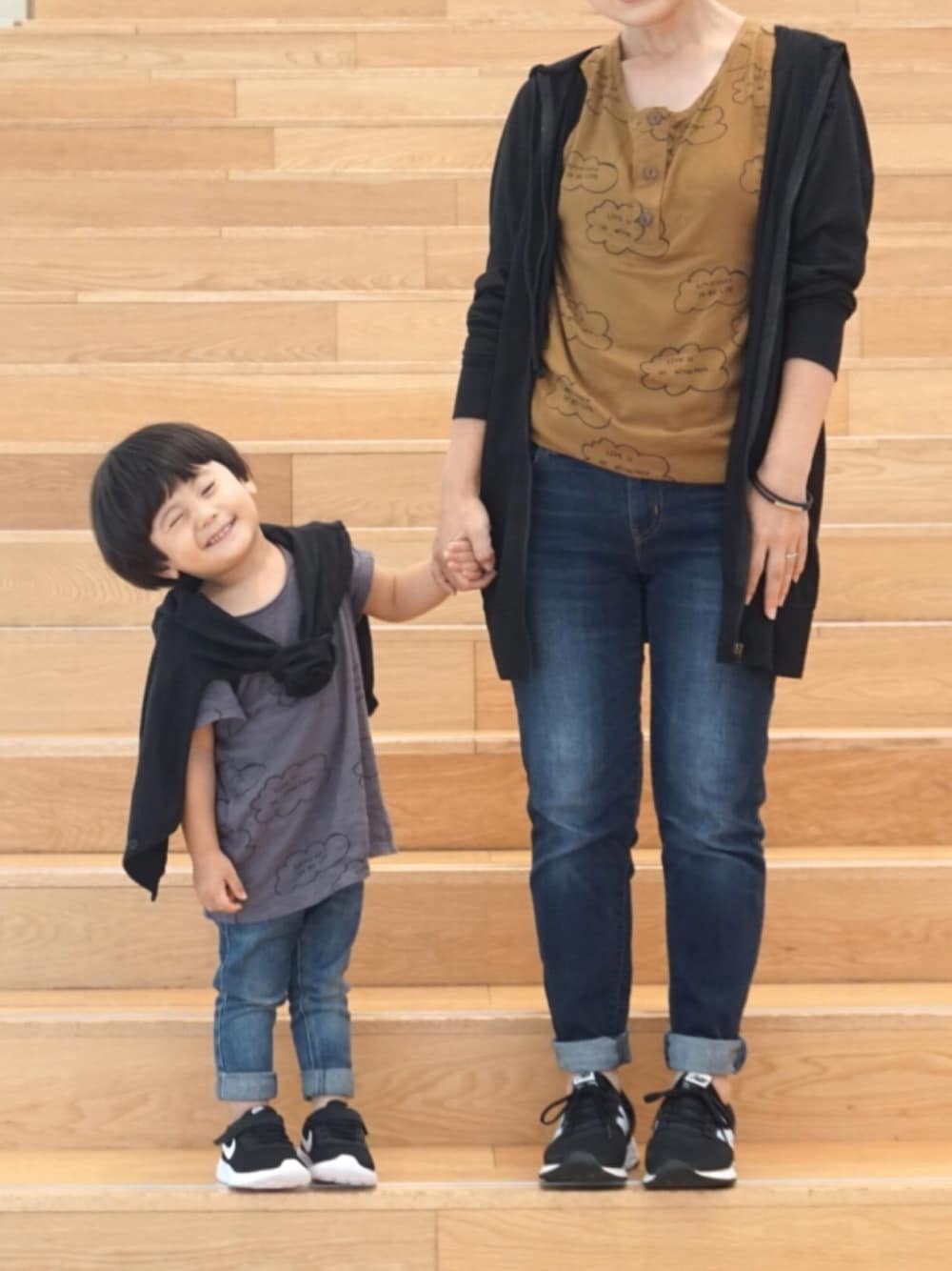 「夏セールで買いました、わしのがらがらこーで、親子リンクコーデ、リンクコーデ、2歳、カーディガン肩かけ、スキニーデニム、タンジュン、arkakama、親子コーデ」｜「arkakamaのアイテム（Tシャツ/カットソー、グレー系）」を使った、tooowaさん（キッズ・90cm）の夏コーディネートの1枚目の写真
