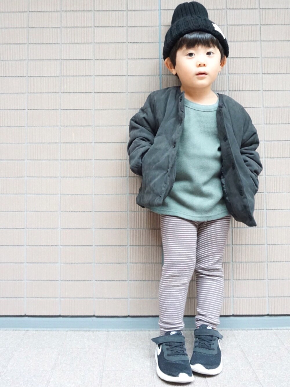 「ラブアンドピース2018、秋のブラウンスタイル、プチプラコーデ、ノーカラージャケット、西松屋、レギンス、サーマル、ワッフル、韓国子供服、ニット帽」｜「西松屋のアイテム（ノーカラージャケット、ブラック系）」を使った、tooowaさん（キッズ・90cm）の秋コーディネートの1枚目の写真