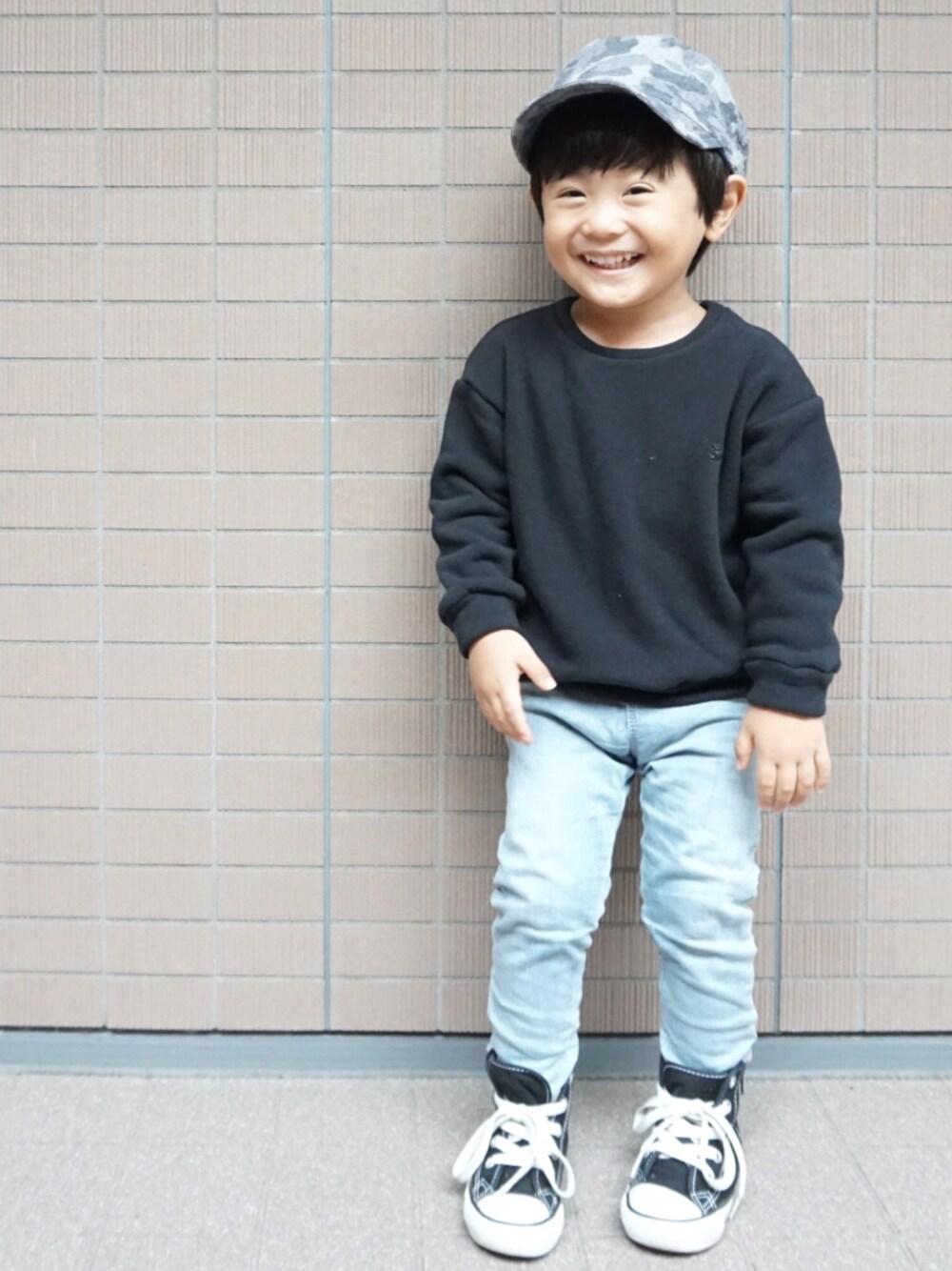 「2歳、シンプルコーデ、カモフラ、ワークキャップ、薄色デニム、スウェット、黒コンバース、FITH、fith社、もうキャモフラ以外愛せない」｜「FITHのアイテム（スウェット、ブラック系）」を使った、tooowaさん（キッズ・90cm）の秋コーディネートの1枚目の写真