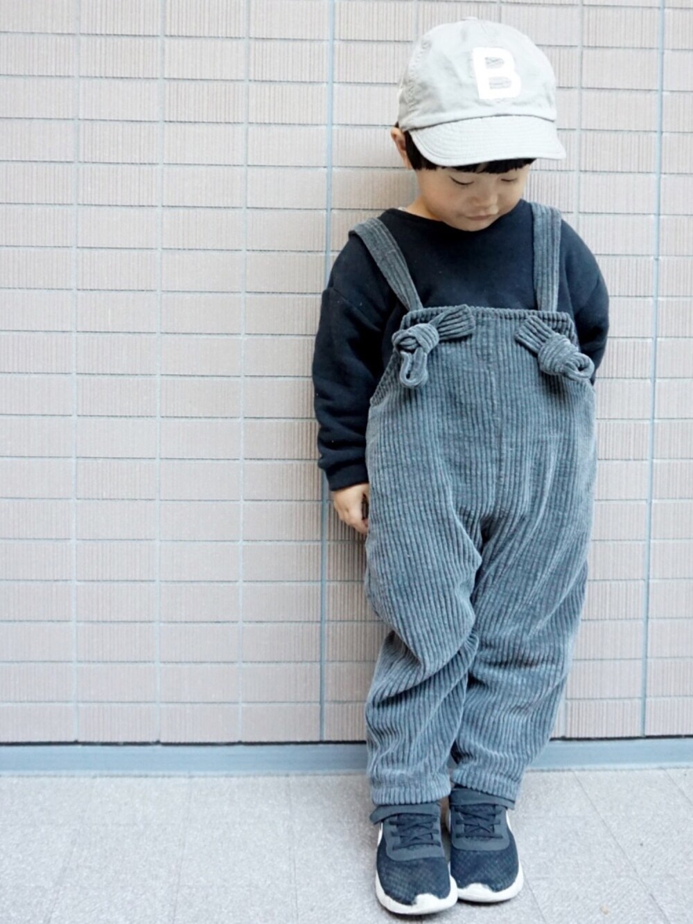 「韓国ファッション、韓国子供服、モノトーンコーデ、コーデュロイ、コーデュロイパンツ、コーデュロイサロペット、スウェット、fith社、FITH、DENIM DUNGAREE」｜「FITHのアイテム（スウェット、ブラック系）」を使った、tooowaさん（キッズ・90cm）の秋コーディネートの1枚目の写真