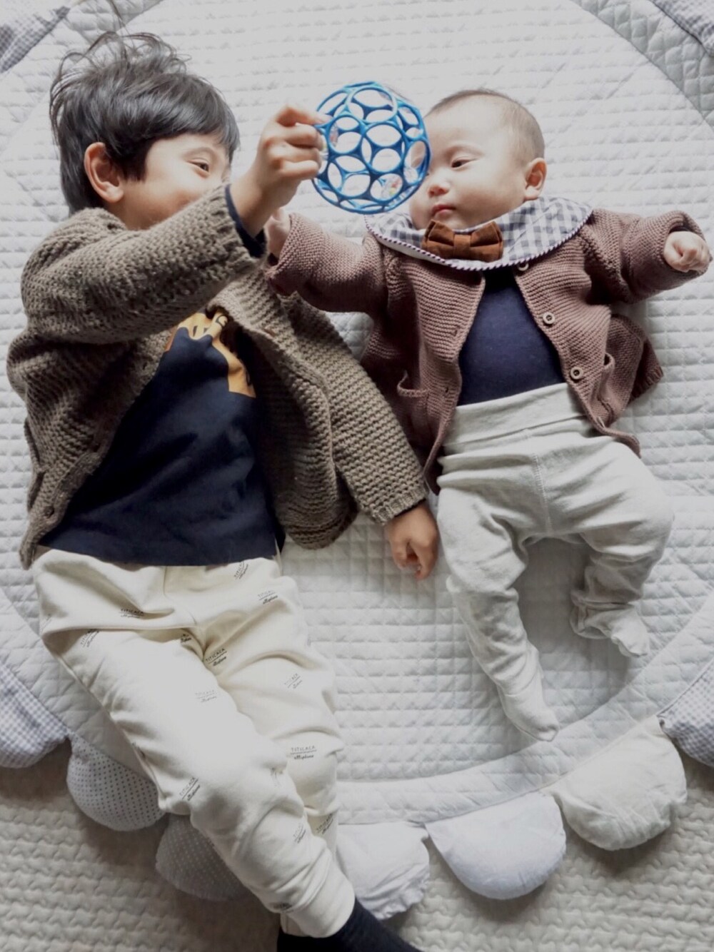「０歳、3歳、おとこのこ、兄弟コーディネート、兄弟コーデ、ベビーコーデ、リンクコーデ、ニットカーディガン、tinycottons、テータテート」｜「Korea(@shop_chaleur)のアイテム（カーディガン/ボレロ、ブラウン系）」を使った、tooowaさん（キッズ・100cm）の秋コーディネートの1枚目の写真