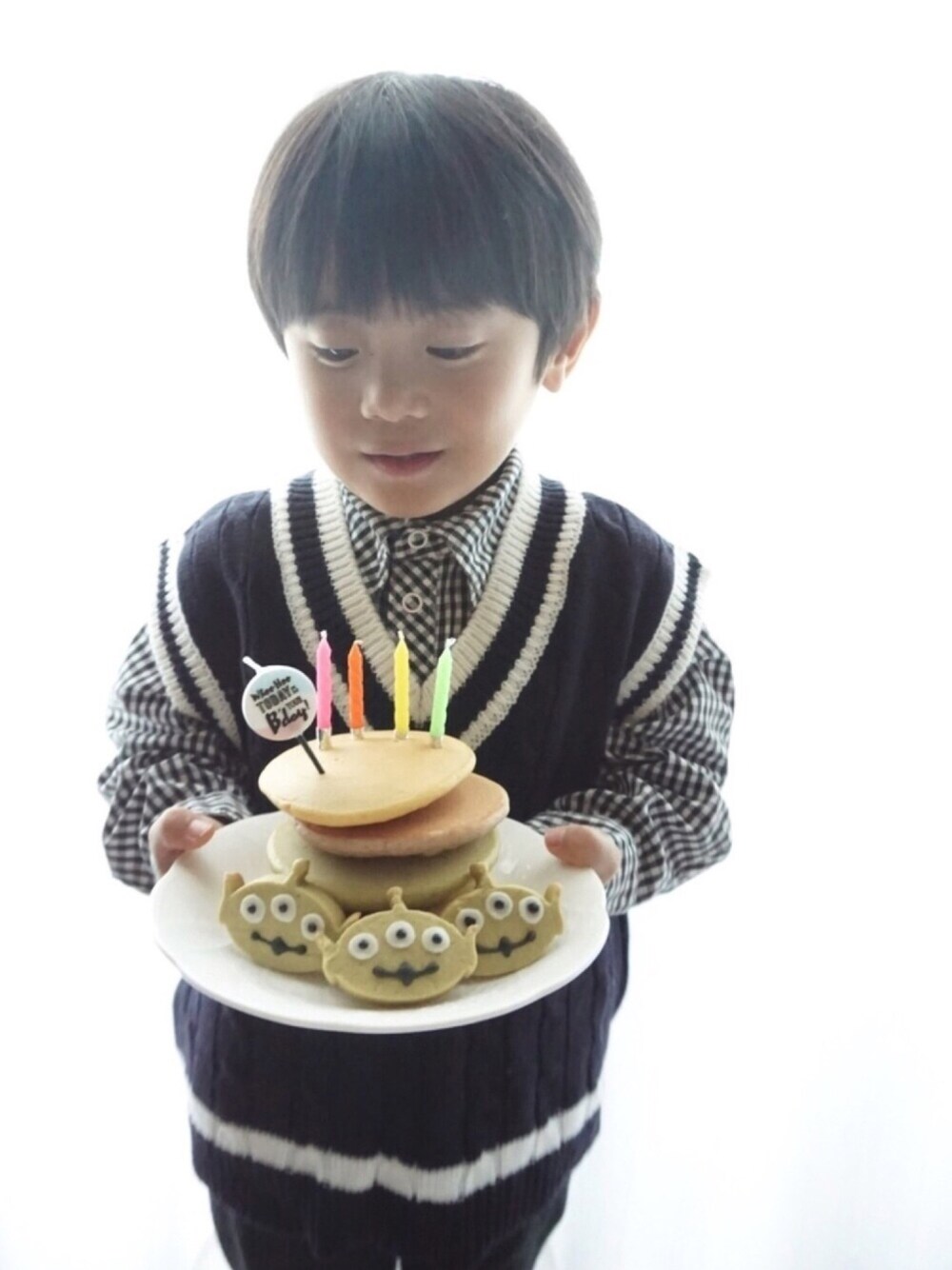 「4歳、男の子、誕生日、お誕生日おめでとう！、チェックシャツ、ギンガムチェック、ニットベスト、ベスト×シャツ、フォーマル、リトルグリーンメン」｜「COMME CA ISMのアイテム（シャツ/ブラウス、ブラック系）」を使った、tooowaさん（キッズ・100cm）の秋コーディネートの1枚目の写真