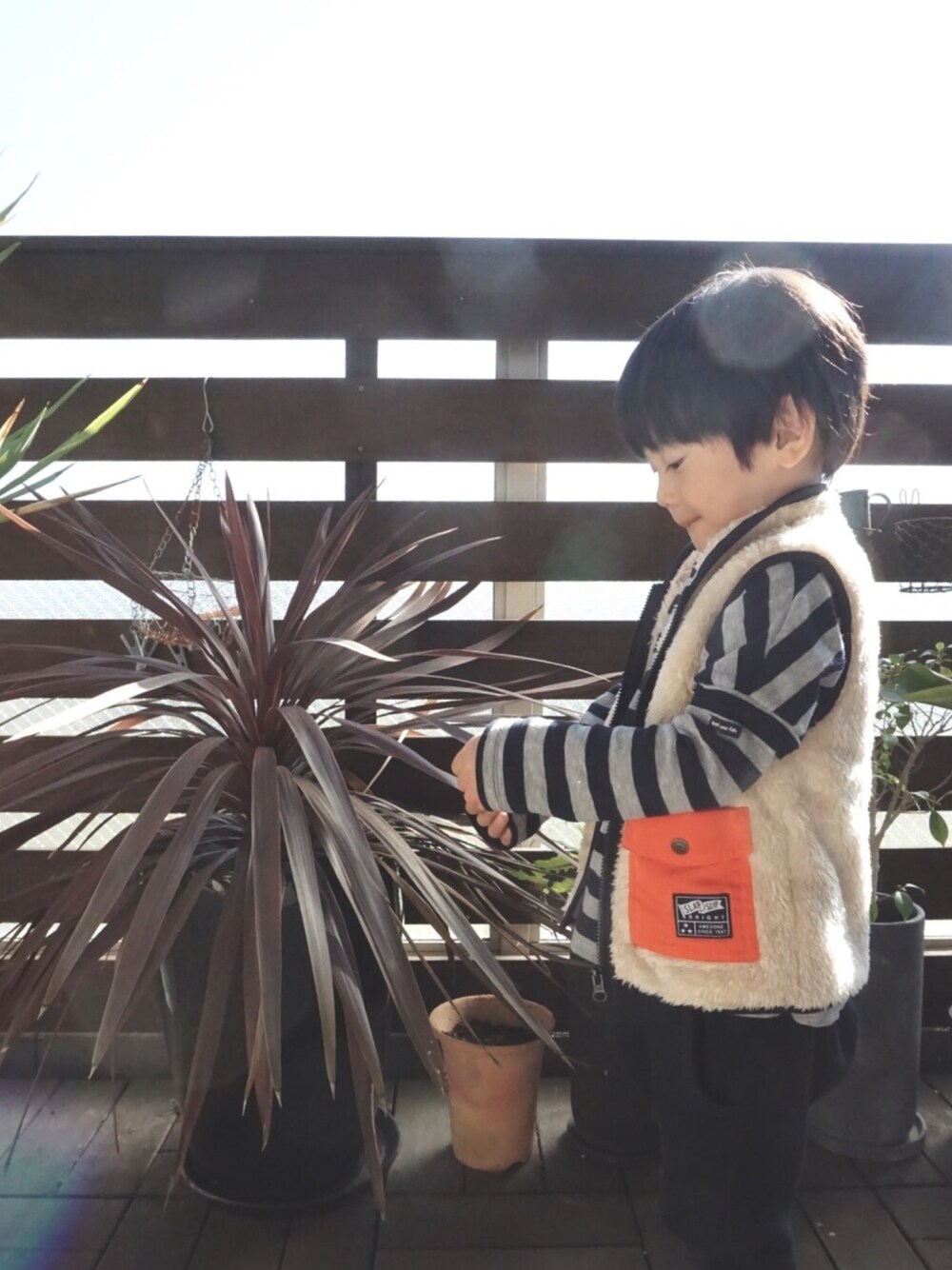 「4歳、男の子、レイヤードスタイル、ボーダー、ボアベスト、差し色(オレンジ)、quoti use fith、スラップスリップ、SLAPSLIP、PR」｜「SLAP SLIPのSLAP SLIP/ボア配色タフタポケットベスト（ベスト、ホワイト系）」を使った、tooowaさん（キッズ・100cm）の秋コーディネートの1枚目の写真