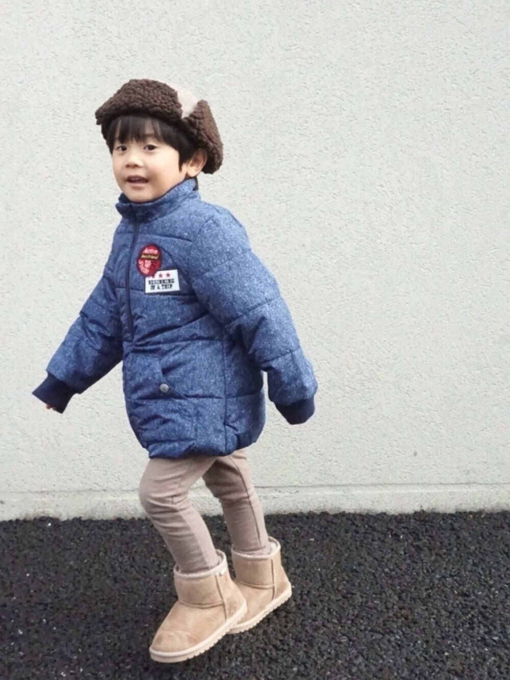 「4歳、おとこのこ、ベージュ、フライトキャップ、ムートンブーツ、mingo、mingokids、スラップスリップ、SLAPSLIP、PR」｜「SLAP SLIPのSLAP SLIP/裏ボアデニム風プリント中綿タフタジャケット（ダウンジャケット/コート、ブルー系）」を使った、tooowaさん（キッズ・100cm）の秋コーディネートの1枚目の写真