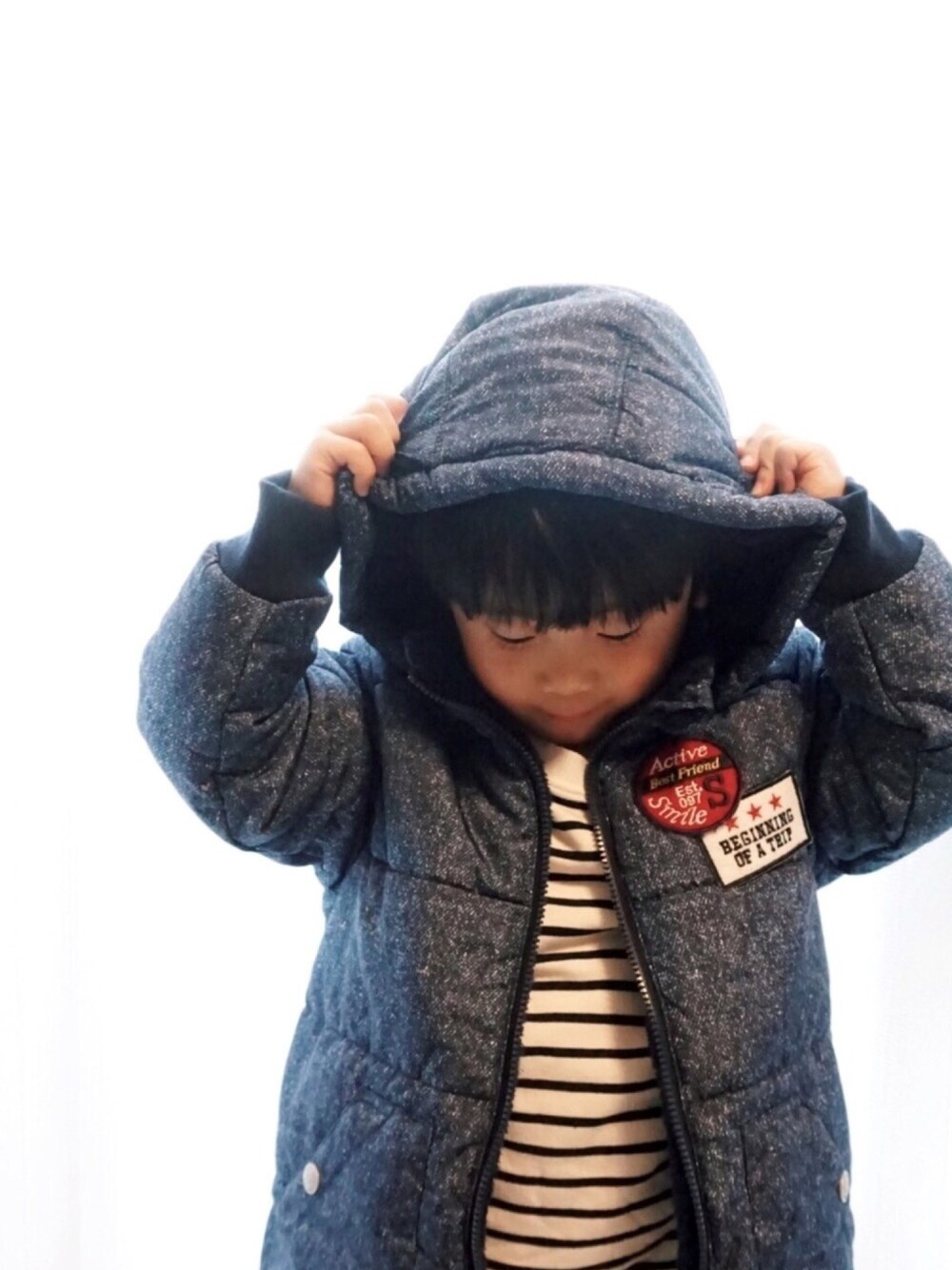「4歳、男の子、カジュアルコーデ、フード付きアウター、ジャケット、ボーダートップス、韓国子供服、スラップスリップ、SLAPSLIP、PR」｜「SLAP SLIPのSLAP SLIP/裏ボアデニム風プリント中綿タフタジャケット（ダウンジャケット/コート、ブルー系）」を使った、tooowaさん（キッズ・100cm）の冬コーディネートの1枚目の写真